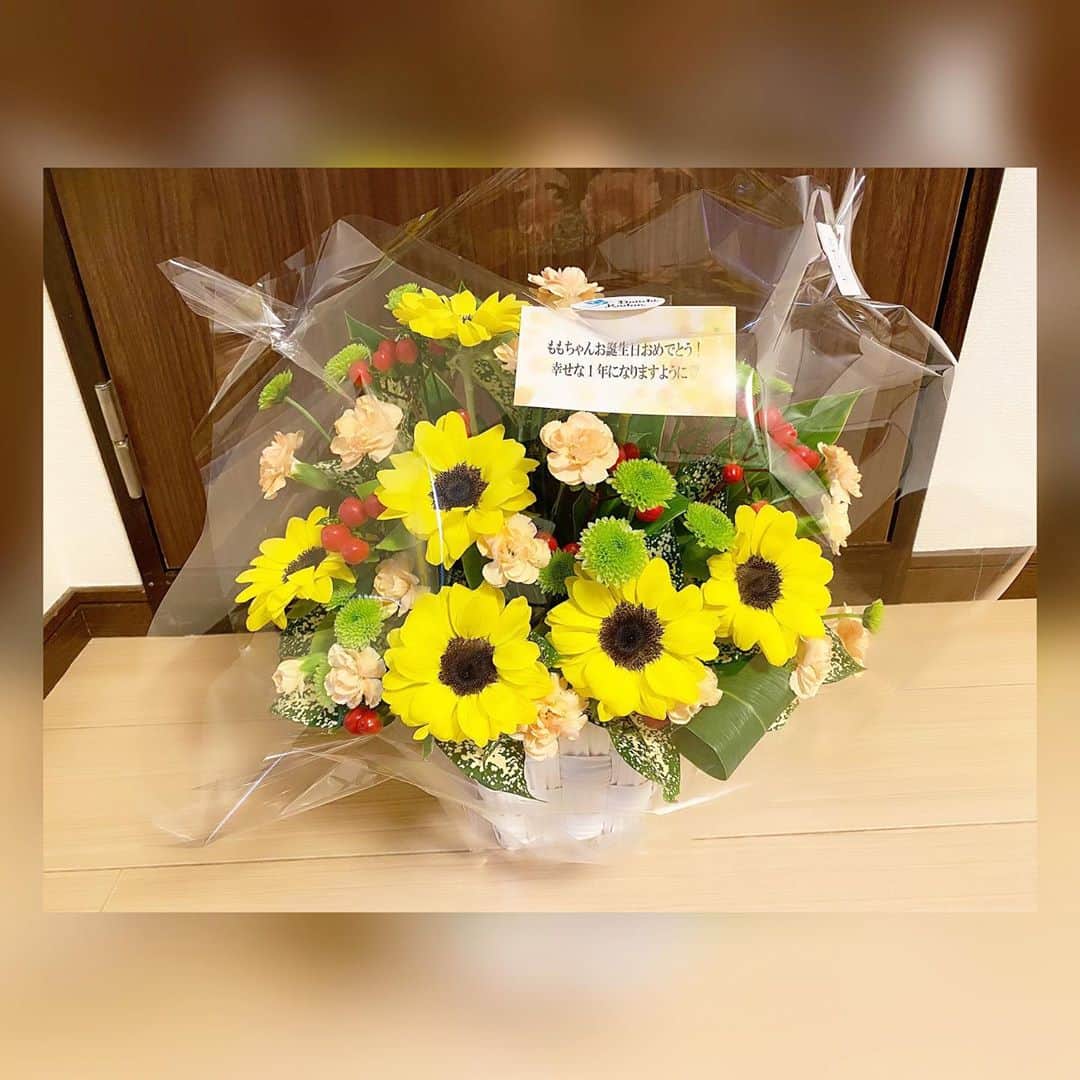 Momoeのインスタグラム：「. .  わっちとなみさんからーー💕‼️ しゅったんに電話がきて そのまま外出て行ったなーと思ったら わっちとなみさん連れてきた🤣💕 突然すぎて笑った🤣 （突然訪問はすっぴんにヤベエ服） もー可愛い可愛い可愛い❤️❤️ 嬉しい❤️❤️ お花ってすぐに枯れちゃうから 本当に悲しいけど その分物凄く綺麗で癒される😊✨ 毎日眺めて元気もらってる✊ ありがとうございます🙇‍♀️🙇‍♀️💓💓 . . #happy #家事 #育児 #family #家族 #boy #smile #男の子 #息子 #code #love #lucky #kids #子供 #thankyou #宝物 #ベビー #fashion #follow #心 #縁 #パパ #ママ #家族写真 #男の子ママ #赤ちゃん写真 #photo #子育て #1歳 #flower」