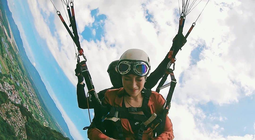 安柏兒のインスタグラム：「我們家 真的真的很難得湊在一起旅遊  雖然只有兩天一夜 但感覺時間很長 一起做了很多平常沒有一起做的事 ❤️  一到花蓮先賺到了在花蓮高空中飛行玩海盜船  真的不緊張 真的太爽啦  好想要有雙翅膀～  （什麼單純的幻想⋯？）  剛好飛行店旁有一家小郵局 全家就這麼順利的快速領取到了振興卷  😆 謝謝 感恩感恩   想飛嗎 ？我帶你飛～  #hualien #hualiencity #familytrip #教練很懂的防曬」