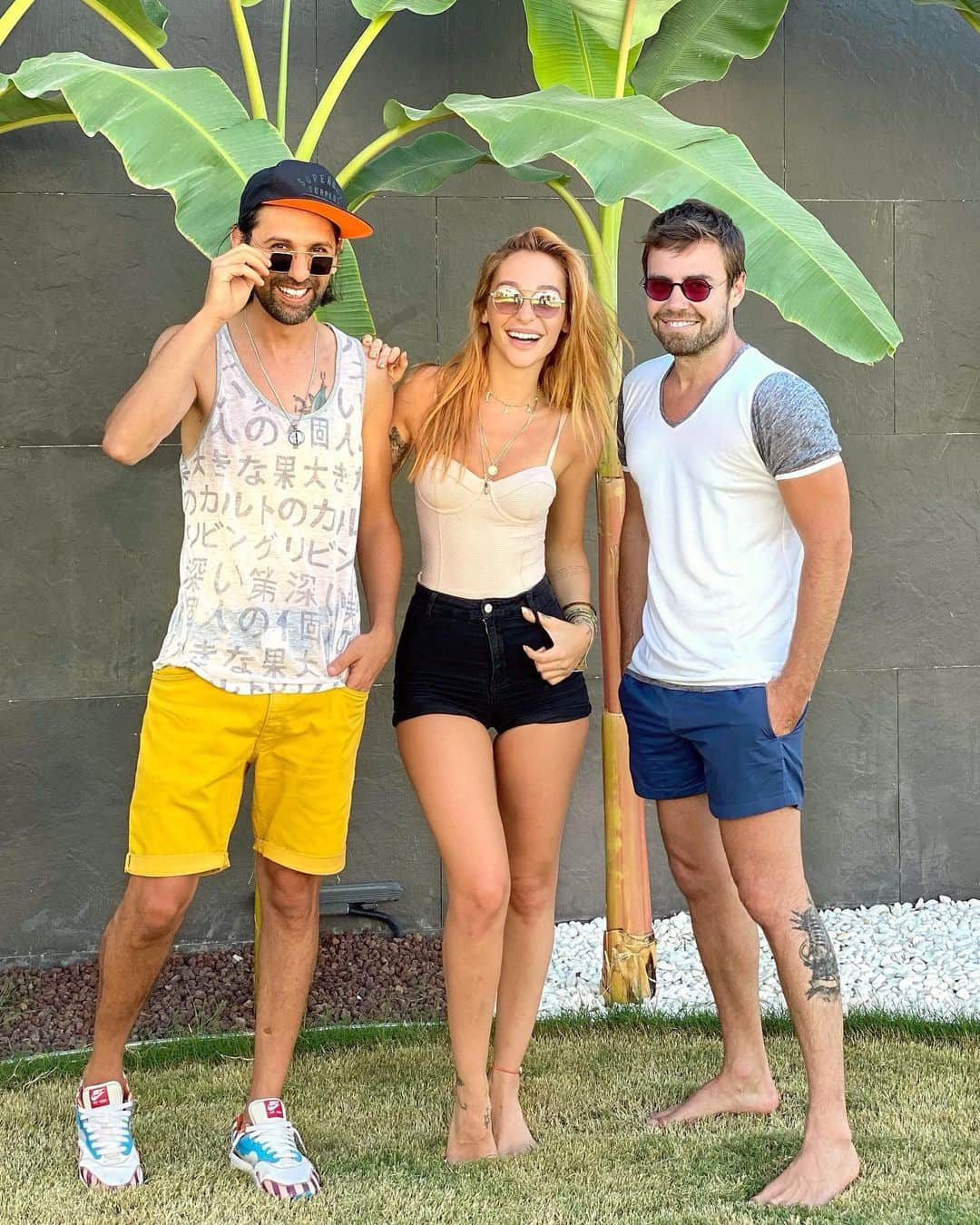 muratdalkilicのインスタグラム：「ÇOK YAKINDA!  @alyaofficial “Bi Öpsem Mi?” single hazır! Aylarca çalıştık bu üçlü olarak.  @obasara aranjesini yaptı. @behzatuygurjr klibini çekti. Şarkıyı yazmak bana düştü, Alyacığım da müthiş bi ruhla seslendirdi. Bi maceranın başlangıcına daha tanıklık etmek çok heyecanlı. Yolun açık olsun Alya...」