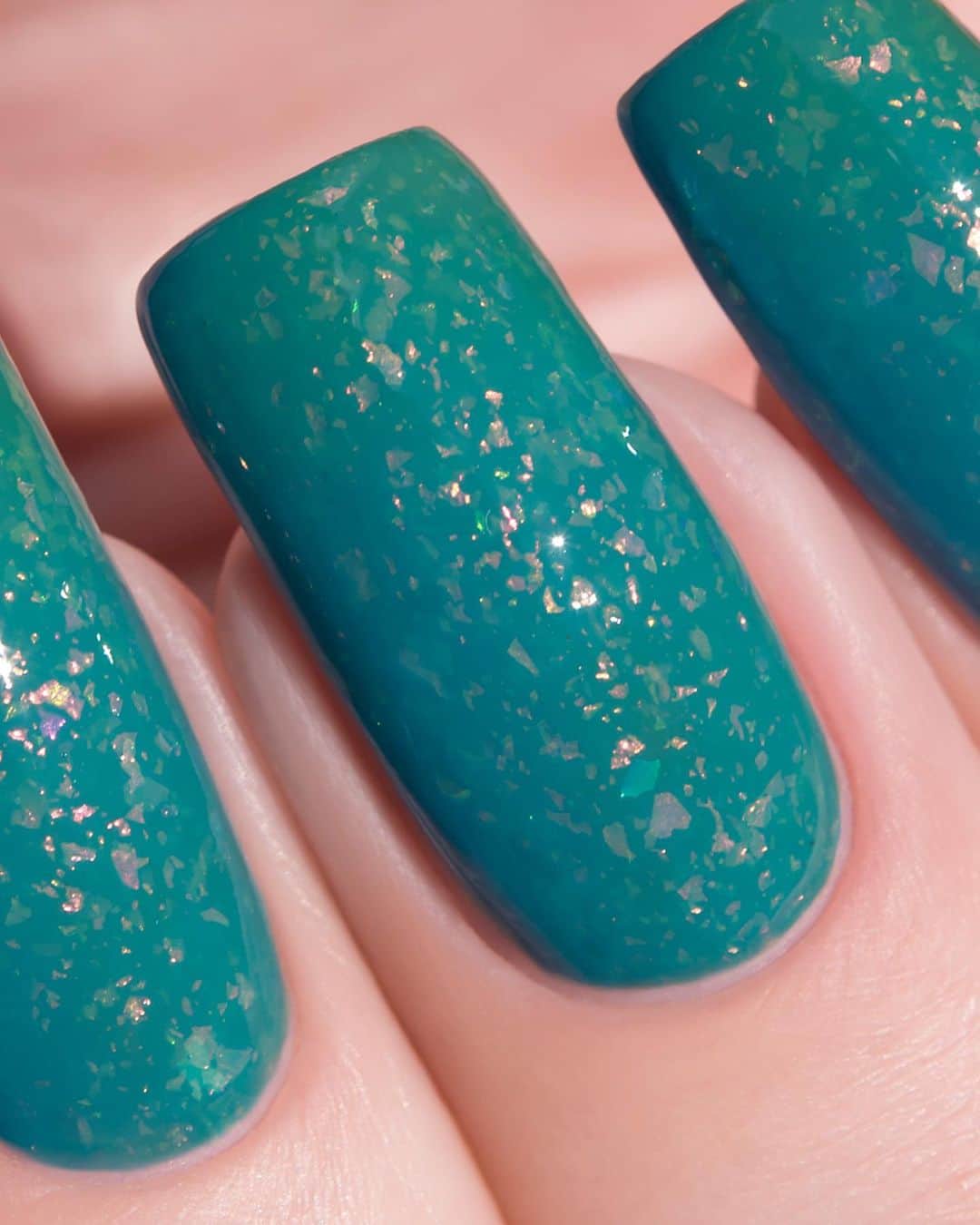 Sveta Sandersのインスタグラム：「Солнечный лак “Supernova” от @bowpolish 💙💚 В тени от синий, на солнце зелёный! #Magic 😻 Ну и конечно красивейшая слюда в составе добавляет эффектности!」