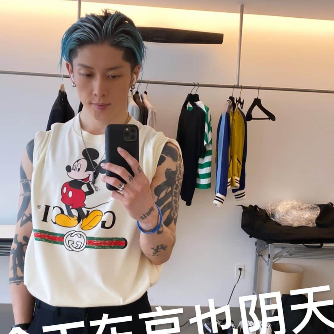 雅-MIYAVI-さんのインスタグラム写真 - (雅-MIYAVI-Instagram)「ふぅ、今日も疲れた。。よく頑張りました。それにしてもこのミッキー、めっちゃ欲深そうやな。笑(褒めてます) #Repost @soumari_world ・・・ ミッキーさん可愛い🐭💕. @miyavi_ishihara ✖︎ @gucci . . . . . .  #miyavi #雅 #ギタリスト #guitarist #guitar #🎸 #ミッキーマウス #mickeymouse #disney #gucci #artist #artwork #似顔絵 #似顔絵イラスト #コピック #コピックイラスト #手描き #絵 #picture #アート #デザイン #イラスト #art #design #illustration #オリジナル #original #富山 #toyama」7月22日 23時57分 - miyavi_ishihara