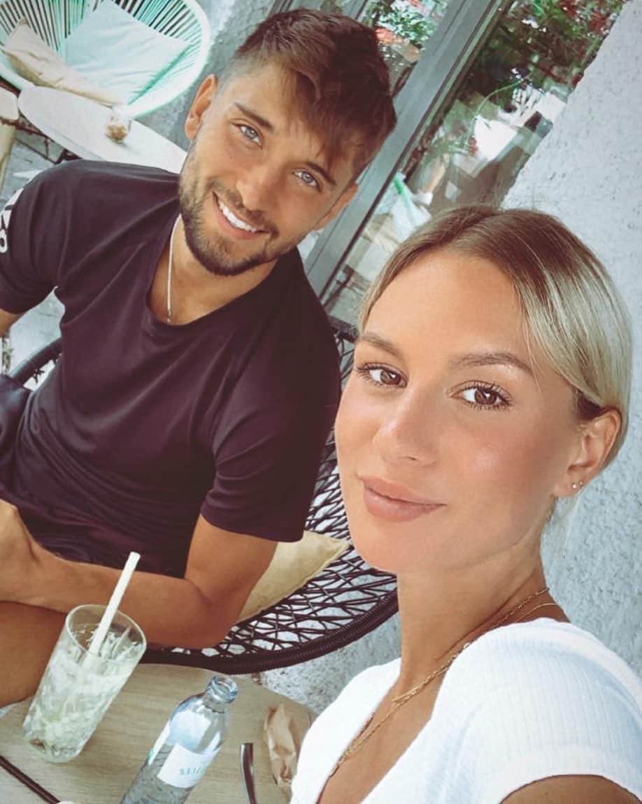 のインスタグラム：「Always special times @lizaa_lei #munich #smoothie #funtimes #happy #enjoylife #happywifehappylife #smile #love」