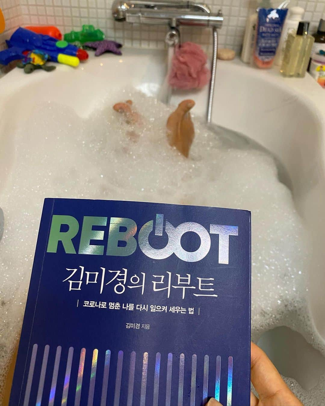 アン・ソニョンさんのインスタグラム写真 - (アン・ソニョンInstagram)「#metime💕  운동후에, 모처럼 반신욕까지 하거 보다덮어둔 책까지 완독하고 기분이가 긋긋👍👍 . . . 오늘 번개처럼 왔다간(?) #어나더비 할인프로모션 놓치신분들 너무 섭섭하실까봐 (진심 좀이라도 추가 발주안되냐 음층 졸라봤는데 😢 원단자체가 이제 제작이 안된대요😭😭 심지어 차콜& 무지개 더 안된대...  오늘 구매성공하신분들 진짜 럭키🙌🏻)  오늘 살짝 내일 #특별할인 스포 하나 하고 갑미다🙋🏻‍♀️ . . . 몇달동안 정말 여러분이 엄청 찾으셨던!!!!!  #선인장수분크림🌵  그냥 #러브바자몰 에서 꾸준히 정가로도 너무 잘나가는 베스트셀러템 인데요,  이번 #할인프로모션 에 드디어 떴어요😘 . . . 정말 순하고 발림성이 느무 좋아서, 저처럼 #초예민피부 도 아침저녁 듬뿍듬뿍 발라줘도 들뜸없이 싹 먹는 쵸크쵸크 수분크림😍 #개당만원대 구매가능 실화냐🤔 . . . . 낼 선착순으로  처음 선보이는  #YADah #footspray👣  (지금같은 눅눅한 장마철에 딱👍👍) 까지 #무료증정이벤트 있으니 요거 잘 챙겨가세요😉 . . . . #착한성분  #착한화장품  #온가족화장품  @yadah_korea  믿을수 있는 바를거리도  #러브바자하세요❤️」7月23日 0時05分 - anney_an_love