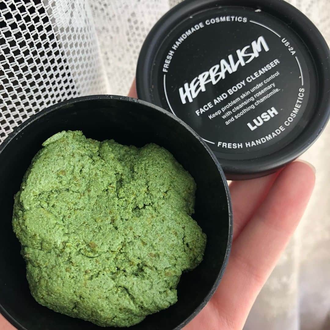 LUSH Cosmeticsさんのインスタグラム写真 - (LUSH CosmeticsInstagram)「Long days and rising temperatures can result in big changes for your skincare needs. Our faces tend to react to the shift in seasons, and every few months we may need to switch up our routines to address these subtle (or not-so-subtle) differences. ⁠ ⁠ If summer heat is leaving you feeling oily or spotty, try Herbalism. This vegan face and body cleanser helps to balance and tone, thanks to fresh rosemary, nettle and chamomile. 💚⁠ ⁠ What Lush skincare do you swear by in the summertime? Let us know below! ⤵️⁠」7月23日 0時30分 - lushcosmetics