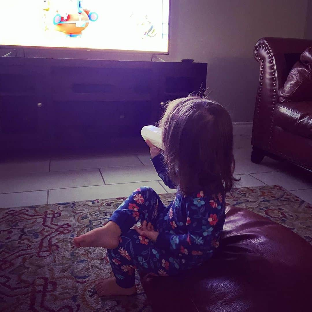 テイト・エリントンさんのインスタグラム写真 - (テイト・エリントンInstagram)「The proper way to watch one’s cartoons.」7月23日 0時34分 - tateellington