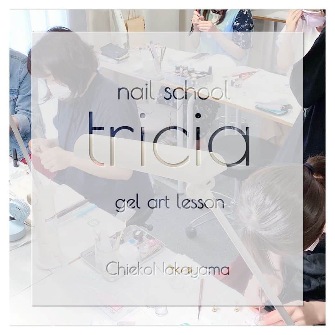 なかやまちえこのインスタグラム：「2020.07.21 nail school tricia.⠀ Gel art lesson 💅⠀ ⠀ ご受講くだざった方々ありがとうございます☺️✨⠀ nail school triciaでは、ただ今座席数を減らして授業を行なっております。⠀ ⠀ ↓↓↓ ⠀  スクールでは最大限の衛生措置をとりながら運営を行って参りますので、ご理解とご協力の程お願い申し上げます。  具体的には、以下の内容を徹底して参ります。  ＜スクールの衛生措置に関して＞ ・スタッフは毎日検温を行い発熱（微熱を含む）がある場合、当該スタッフはお休み致します。 ・発熱がなくても体調に異変を感じた場合、当該スタッフはお休み致します。 ・手洗い、うがい、手指消毒を徹底いたします。 ・スタッフはマスクを着用いたします。 ・窓を開け常に換気を行います（換気扇、空気清浄機３台はフル稼働させます）。 ・授業後は毎回、使用したテーブル、卓上ライト、イス、ジェルライト、器具類等を消毒いたします。 ・授業中は生徒さん同士のソーシャルディスタンスに配慮した座席設定をいたします。 ・授業内容によってスニーズガード（飛沫防止用パネル）を使用いたします。 ・講師は状況によりフェイスガードやグローブを着用し授業を行います。 ・スクール内が「密」の状態にならないよう、授業によって座席数を制限いたします。⠀ ⠀ #nail #nails #nailart #ネイル #美甲 #ネイルアート  #japanesenailart #manucure #japanesenails #manicurist #gelnails #أظافر #네일아트 #미용 #vẽmóng #ngườiđẹp  #เพ้นท์เล็บ #искусствоногтя #artedeuñas #เพ้นท์เล็บเจล #ジェルネイルデザイン #ネイルデザイン #senikuku #nagelkunst #ネイルスクール #nailschool #サマーネイル #summernails #夏ネイル #水面ネイル @nailschooltricia @sachiyo_maki」