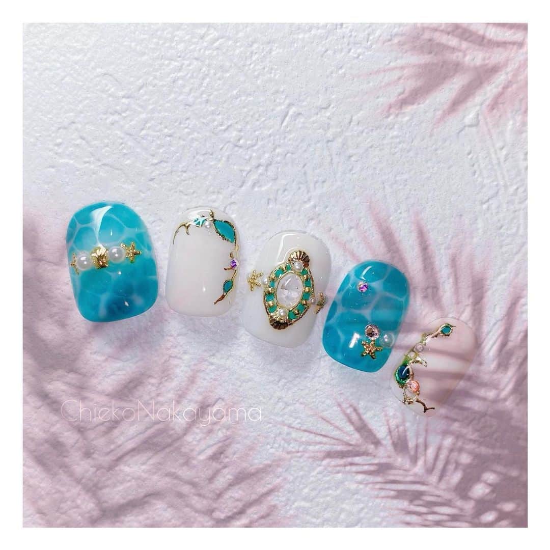 なかやまちえこのインスタグラム：「2020.07.21 nail school tricia.⠀ Gel art lesson 💅⠀ Summer nail art! 水面ネイル🏝⠀ ⠀ きまぐれキャット Fuwa-t、ザ転写ジェル使用してます。⠀ ⠀ ご受講くだざった方々ありがとうございます☺️✨⠀ ⠀  スクールでは最大限の衛生措置をとりながら運営を行って参りますので、ご理解とご協力の程お願い申し上げます。  具体的には、以下の内容を徹底して参ります。  ＜スクールの衛生措置に関して＞ ・スタッフは毎日検温を行い発熱（微熱を含む）がある場合、当該スタッフはお休み致します。 ・発熱がなくても体調に異変を感じた場合、当該スタッフはお休み致します。 ・手洗い、うがい、手指消毒を徹底いたします。 ・スタッフはマスクを着用いたします。 ・窓を開け常に換気を行います（換気扇、空気清浄機３台はフル稼働させます）。 ・授業後は毎回、使用したテーブル、卓上ライト、イス、ジェルライト、器具類等を消毒いたします。 ・授業中は生徒さん同士のソーシャルディスタンスに配慮した座席設定をいたします。 ・授業内容によってスニーズガード（飛沫防止用パネル）を使用いたします。 ・講師は状況によりフェイスガードやグローブを着用し授業を行います。 ・スクール内が「密」の状態にならないよう、授業によって座席数を制限いたします。⠀ ⠀ #nail #nails #nailart #ネイル #美甲 #ネイルアート  #japanesenailart #manucure #japanesenails #manicurist #gelnails #أظافر #네일아트 #미용 #vẽmóng #ngườiđẹp  #เพ้นท์เล็บ #искусствоногтя #artedeuñas #เพ้นท์เล็บเจล #ジェルネイルデザイン #ネイルデザイン #senikuku #nagelkunst #ネイルスクール #nailschool #サマーネイル #summernails #夏ネイル #水面ネイル @kimagure_cat_whim @nailschooltricia」