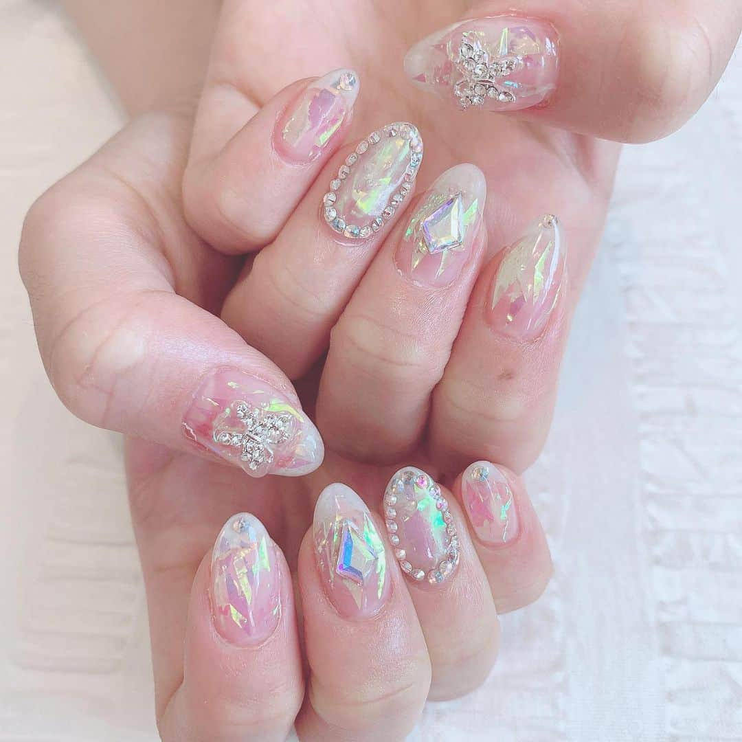 高橋みおさんのインスタグラム写真 - (高橋みおInstagram)「🤍 、 new nail 💅 生誕祭もあるのでキラキラに🥰🦋 、 ユキさんと話してるとあっとゆうま〜☺︎ 、 、 、 、 、 、 、 、 、 、 、 #みおちんネイル #nail #newnail #jel #jelnail #ネイル #夏ネイル #キラキラネイル #オーロラネイル  #蝶々ネイル #ネイルデザイン #ネイルチップ #ジェルネイル #ジェルネイルデザイン」7月23日 0時49分 - miochin052