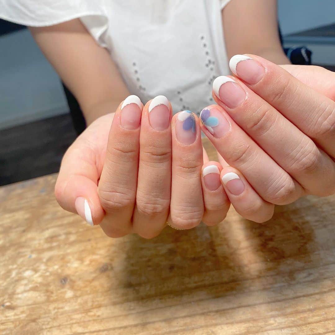 Kana Kobayashiさんのインスタグラム写真 - (Kana KobayashiInstagram)「お持ち込みデザインです✾ #nails #Anela #白フレンチ #フレンチネイル #花ネイル #flower #ネイルデザイン #ネイル #夏ネイル」7月23日 0時52分 - anela_kana