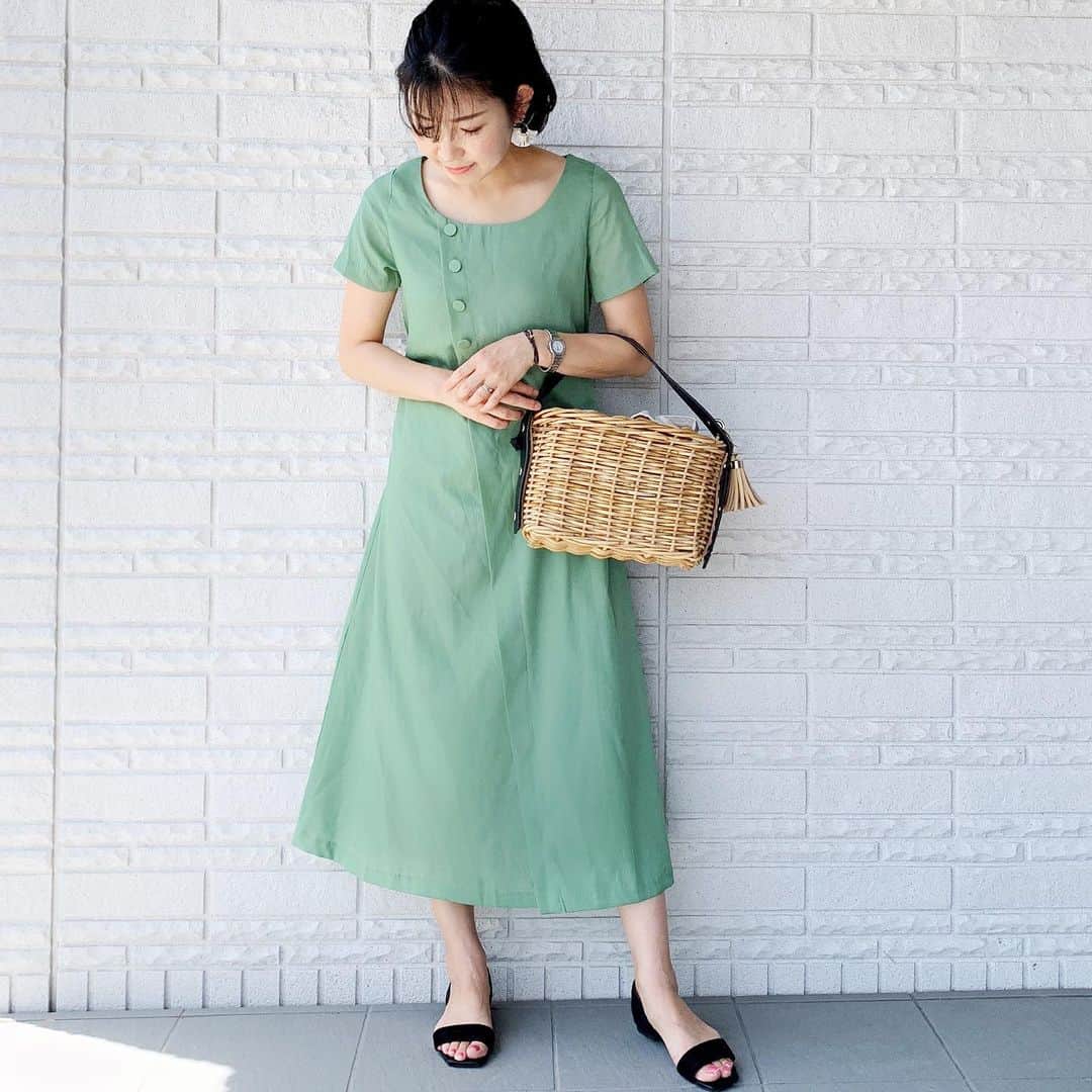 のインスタグラム：「👗˚✧₊⁎ * Roomy’s×丸山慧子さん @keiko.423  コラボワンピースは 鮮やかだけど落ち着いた色合いの グリーンが絶妙♩ リボンでゆるっと感の調節できます𓍯 * 柔らか雰囲気なので ブレスレット、バッグの持ち手、サンダルの ブラックで締めました！ フットネイルのピンクがポイント👗💕 * このワンピを含むコラボアイテムが今 @roomys_official のWEB STOREで ¥1,000 OFFになっています！˚✧₊⁎ 7/26（日）までなので 是非チェックしてみて下さいね<3 * * * dress @roomys_official  bag @amongout  earrings @aino_ayadesu  sandals @fin.inc * ｡｡｡｡｡｡｡｡｡｡｡｡｡｡｡｡｡｡｡｡｡｡｡｡｡｡｡｡｡｡｡｡｡｡｡｡ #roomys#roomys_style#ルーミーズ  #アシメボタンワンピース#ワンピースコーデ」
