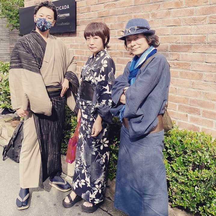 のインスタグラム：「夏は洋服感覚で浴衣を楽しみます✌️ サンダルや籠バッグを合わせて自由に😊  この日のコーデは、バンビ柄の浴衣に帯ベルト、テバのサンダル、ミュベールのビニールバッグ。  I love to wear Yukata for summer  outings. Yukata is a casual version of Kimono.  浴衣を着るとお出かけ気分が盛り上がるし、周りにも褒められるし😆  そして着れば着るほど、「どうすればもっと楽に着れるかな」と帯紐とか着方を工夫するようになり、ますます浴衣を着るのが好きになるー。  という、よい循環が生まれるのです✌️  日本人はやっぱり着物や浴衣似合うし、男性が着るとカッコいい😆 みんなもどんどん着てほしいです。  #myartlife #liveintokyo #lovefashion #japaneseartist  #ファッション大好き　#lovekimono #浴衣 #着物好き👘」