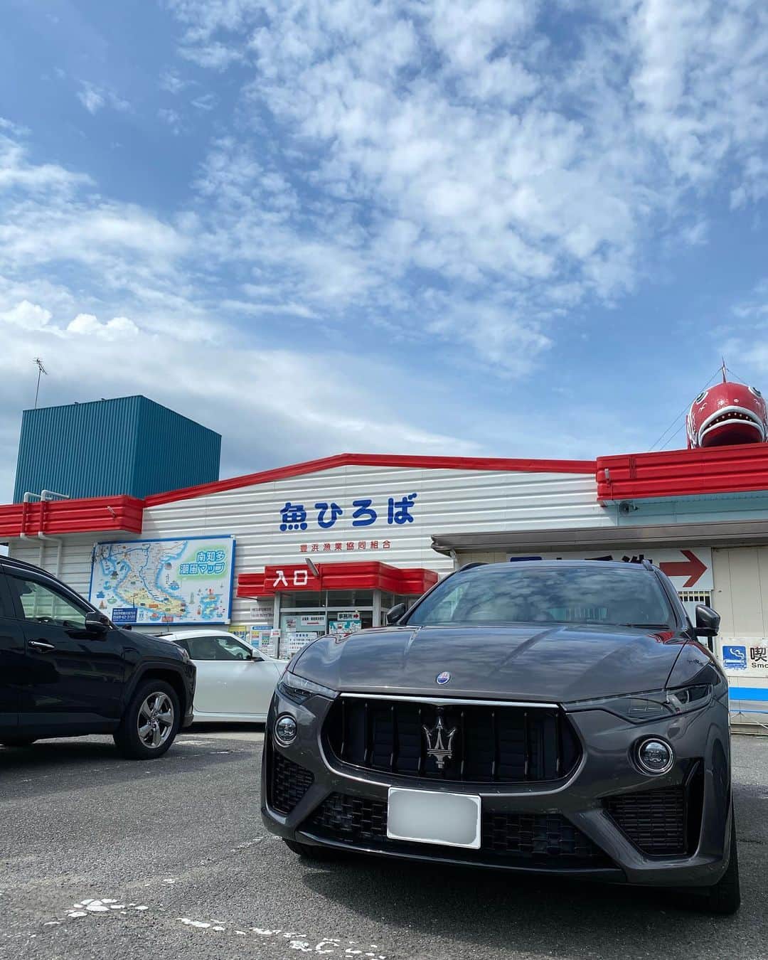 のインスタグラム：「綺麗な夏空！　 ぴちぴちのさかなっ！　 気分が良いね😊　  #きまぐれクック　 #魚ひろば #へんおZ」