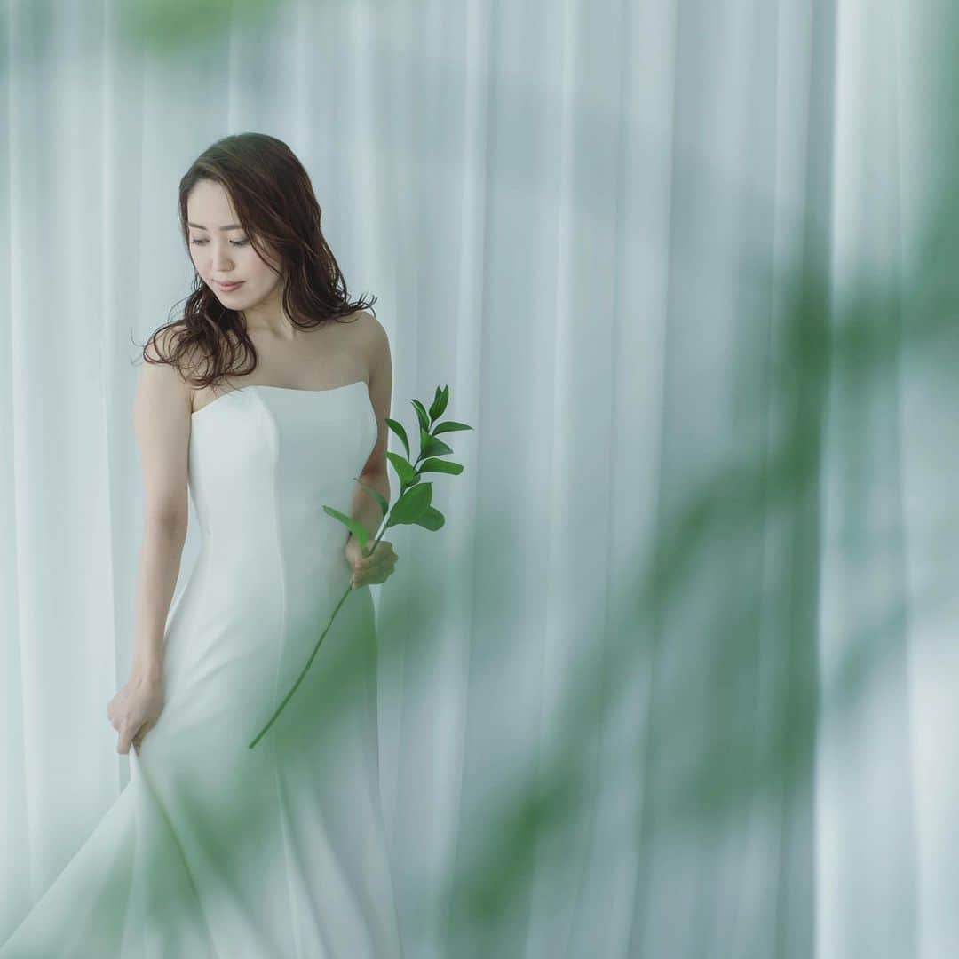 SWITCH SHOOTING PHOTO MAISONのインスタグラム：「Simple×Green🌿 . .  . . 表参道 @switch.omotesando﻿ 大阪 @switch.umeda ﻿ 横浜 @switch.yokohama﻿ 札幌 @switch.sapporo﻿ 鹿児島 @switch.kagoshima﻿ 品川 @switch.shinagawa﻿ . #switch表参道#switchomotesando #前撮り#後撮り#ウェディングフォト#フォトウェディング#フォトスタジオ #ブライダルフォト#結婚写真#結婚式前撮り#プレ花嫁﻿#花嫁準備﻿#ブライダルヘア#ウェディングヘア#おしゃれ花嫁#ドレス試着#結婚式#日本中のプレ花嫁さんと繋がりたい#ウェディングドレス#カラードレス#タキシード#和装前撮り#色打掛#白無垢#韓国フォトウェディング#関東花嫁﻿#東京花嫁」