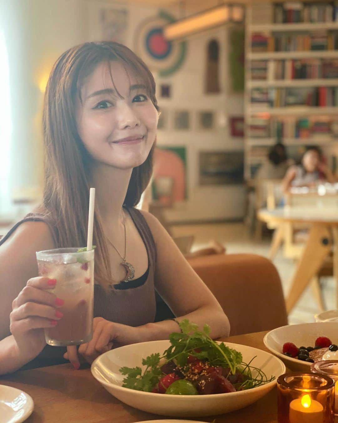 一木美里さんのインスタグラム写真 - (一木美里Instagram)「✨🌴🥂𝐀𝐏É𝐑𝐎 𝐇𝐎𝐔𝐑 🥞🍅⁠✨﻿ ﻿ 8月31日(月)までApéroアワーを楽しめるということで😍 @billsjapan へ💓﻿ 今だけ、ハワイ店でのメニューもあって感動🥺﻿ アペロは夕食前のお酒🍸と軽食のこと✨﻿ 素敵な2人と夕食前に楽しい時間を過ごせました😋﻿ 原宿のお店はオープンエアで、﻿ ソーシャルディスタンスもとれて安心でした🙇‍♀️✨﻿ →→→→→﻿ ⁠ ⁠⠀﻿ ◆お得な「Apéro プラン」2,800円⁠⠀﻿ お好きなカクテルなど 2杯⁠⠀﻿ ＋前菜のスモールプレート 1皿⁠⠀﻿ ⁠⠀﻿ 平日 16-19時 土日祝日 17-19時⁠⠀﻿ 福岡は毎日 15-19時⁠⠀﻿ ⁠⠀﻿ ◆bills ハウスワインが一日中ハーフプライスに⁠⠀﻿ グラス 400円～ / ボトル 2250円～⁠⠀﻿ ﻿ #bills#pancake#hawaii#ビルズ#アペロ#ハワイ#ハワイも行きたい#パンケーキ#ブッラータチーズ」7月23日 10時18分 - misato_ichiki