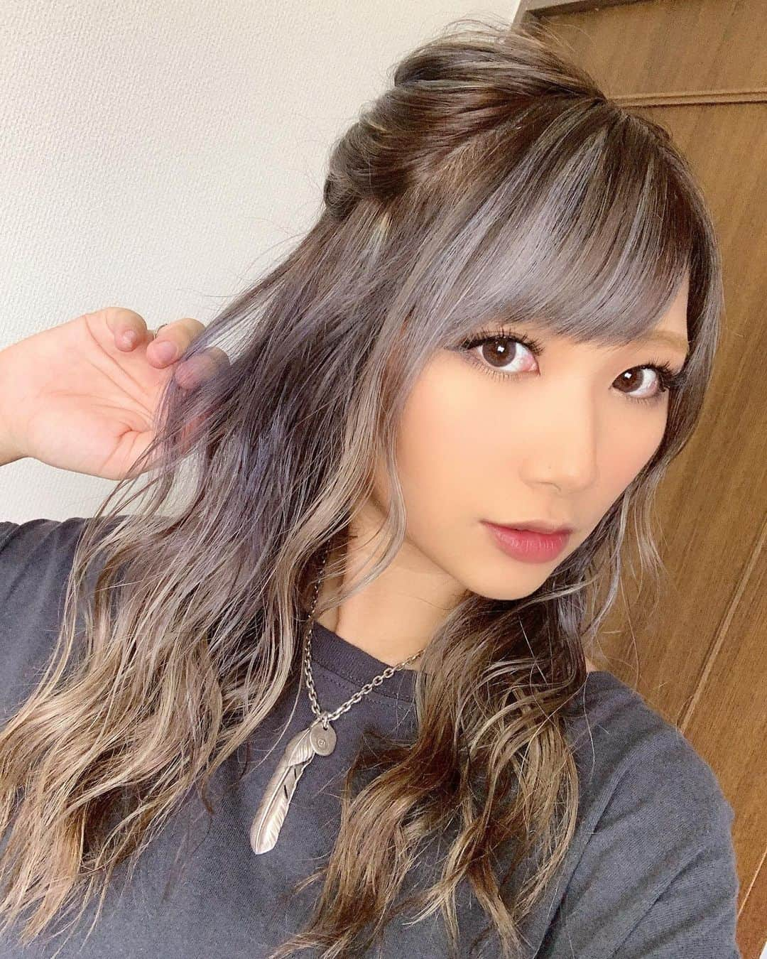 高橋由真さんのインスタグラム写真 - (高橋由真Instagram)「NEW HAIR…♡  @ism_minamiaoyama の @ismnabe ちゃんに やってもらいましたあー😊✨  ハイライトをさらに足して 色をアッシュ系に🔄  根元暗めからの毛先明るめのグラデに ハイライトいっぱいー∩^ω^∩❤️  プリンも目立ちにくい＆動きが出るから @kaneki_takuya さんに作ってもらった ベースとなるお気に入りの髪型を さらにパワーアップ😙💕  トリートメントもしてサラサラになってくれてルンルン〜♪  ストレートヘア推しの子は ISMの新しいトリートメントが めちゃくちゃ良いらしいよ😳❤️ サラサラのストレートになるみたい✨ (縮毛とは違うんだって！！)  気になる人はISMのインスタ見てみて♡ @hair_ism に、載ってるよー😋❤️  梅雨の時期はストレートヘアは崩れやすいからオススメみたいだよ👍💕  雨が続いてるけど、髪の毛変わると気分も上がるね🤤✨  #HAIR #グラメッシュ #バレイヤージュ #バレイヤージュグラデーション #ハイライト #ハイトーン #メッシュ #グラデーションカラー #表参道 #青山 #美容院 #ゆまち #地毛 #プリン目立たない #ISM南青山」7月23日 10時25分 - yumachi1021