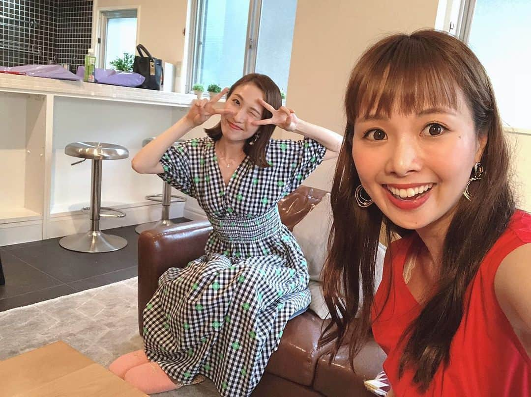 妃海風さんのインスタグラム写真 - (妃海風Instagram)「. . お知らせです🌈 . 「朝日新聞デジタル」に 私とくみちゃん（実咲凜音）が花組ライブ配信をみながら お喋りしている様子が掲載されております😊✨✨ . . https://www.asahi.com/articles/ASN7Q4QMPN7NPTFC00G.html . 紙面の方にも掲載される予定です💕💕 . ７月２５日（土）東京本社版夕刊（掲載予定） ７月３０日（木）大阪本社版夕刊（掲載予定） . . ぜひぜひチェックしてみてください😍😍😍 . れいちゃん（柚香光）のお披露目公演。。 やはり感動しました😢✨✨💖 . オープニングに感動、もちろんラストも感動。 感動したけど、同期ならではの目線があって、私たちは笑ってることが多かったですが😂笑❤️ . ライブ配信で宝塚観劇も、普段見えない細かいところまで見られるのでとってもいい‼️ これはファンにはたまらない映像ですね😊❤️ . #朝日新聞 #柚香光 #実咲凜音 #妃海風 #はいからさんが通る . #どんだけワイワイしてても #この通り #ソーシャルディスタンスさ #それでも盛り上がる #宝塚ライブ配信さ」7月23日 10時27分 - fuhinami_official