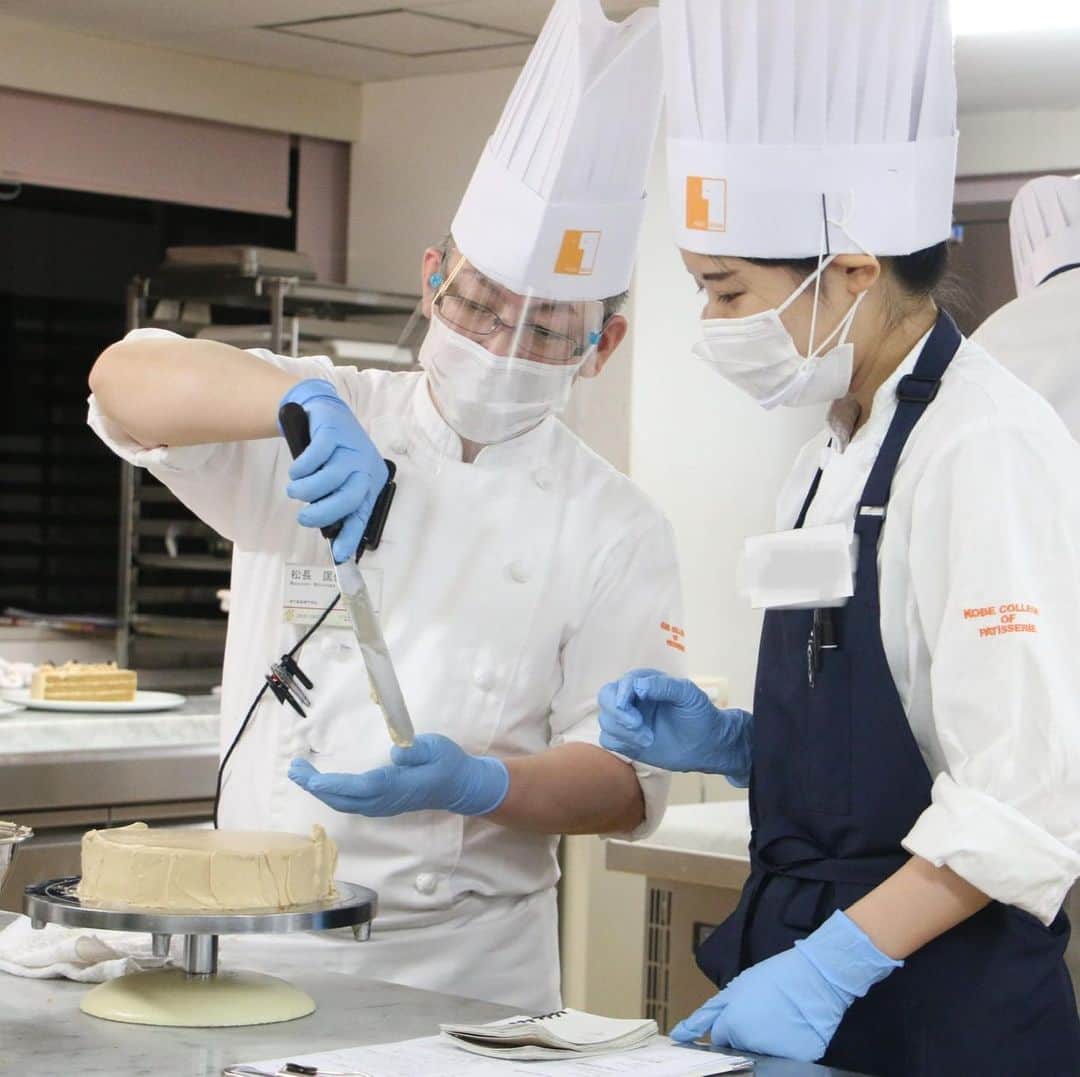 神戸製菓専門学校（公式）さんのインスタグラム写真 - (神戸製菓専門学校（公式）Instagram)「⭐️お菓子専科(夜1年制)⭐️ 「働きながら」「Wスクールしながら」プロを目指せる #お菓子専科 🍰  #ガトーモカ を #1人1台 作りました😊  #ナッペ (ケーキにクリームを塗る作業)をするのは今回の授業が初めて❗️  作業中の姿勢や、パレットナイフの持ち方も、先生が1人ひとりを丁寧に指導してくださいました😉 これからどんどん技を磨いていきます⭐️  クラスの年齢層は？👀 授業の雰囲気は？👀 自分でもついていけるかな？👀 どんな人たちが通ってるの？👀  気になる方はぜひ #夜間実習見学会 にお越し下さい🌙😉  毎週木曜日と金曜日の18:30〜19:30/19:30〜20:30で見学会を開催しています⭐️ 普段のありのままの授業をご覧いただくので、雰囲気もリアルに感じていただけると思います😌  ご予約はLINEやホームページから😉  #神戸製菓　#神戸製菓専門学校　#製菓　#専門学校　#製菓専門学校　#実習　#実習見学会　#夜間部　#お菓子　#お菓子作り好きな人と繋がりたい #パティシエ　#パン職人　#おうちカフェ　#カフェ　#神戸　#三ノ宮　#三宮　#神戸カフェ　#バリスタ　#働きながら学ぶ #pattistagram2020」7月23日 10時28分 - kobeseika_info