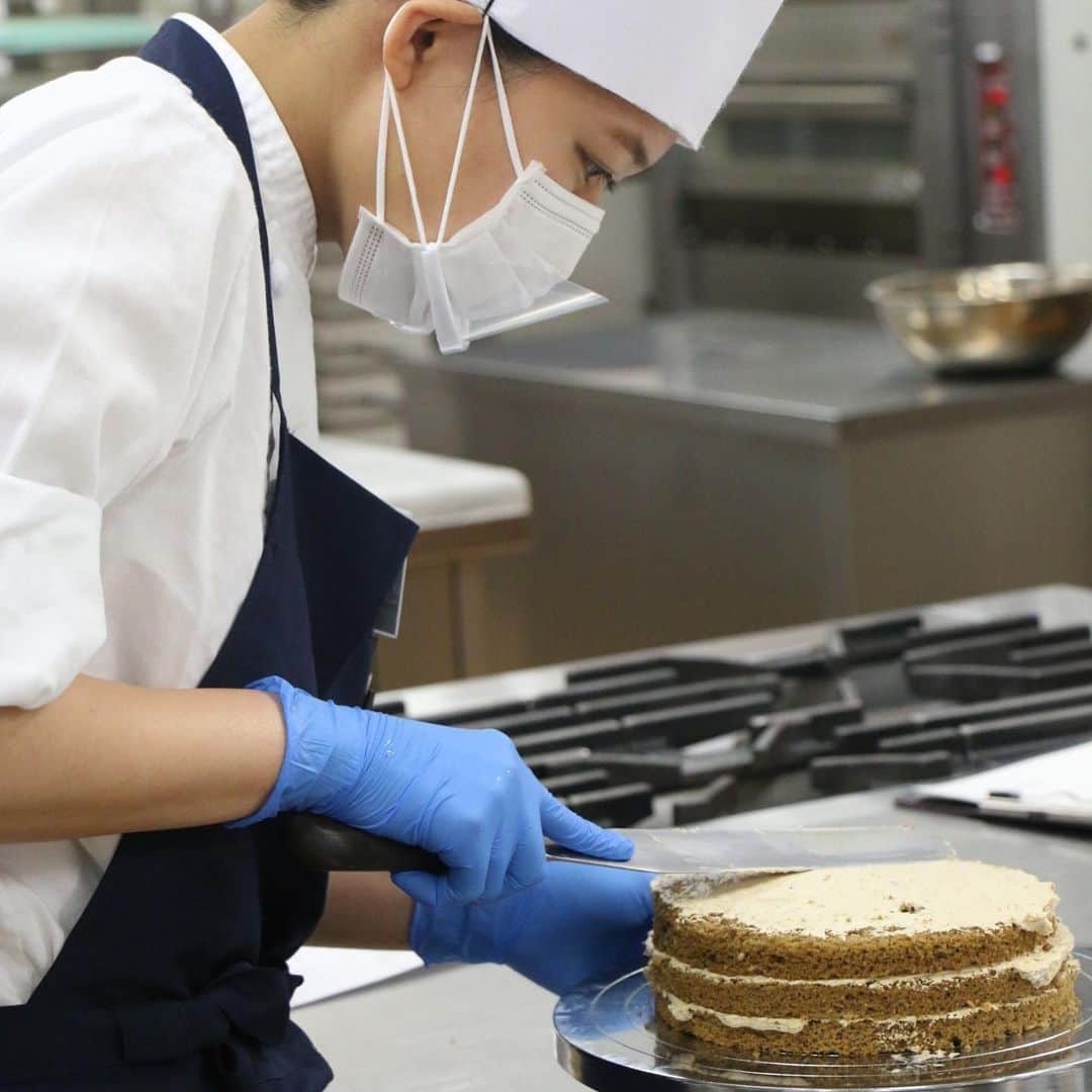 神戸製菓専門学校（公式）さんのインスタグラム写真 - (神戸製菓専門学校（公式）Instagram)「⭐️お菓子専科(夜1年制)⭐️ 「働きながら」「Wスクールしながら」プロを目指せる #お菓子専科 🍰  #ガトーモカ を #1人1台 作りました😊  #ナッペ (ケーキにクリームを塗る作業)をするのは今回の授業が初めて❗️  作業中の姿勢や、パレットナイフの持ち方も、先生が1人ひとりを丁寧に指導してくださいました😉 これからどんどん技を磨いていきます⭐️  クラスの年齢層は？👀 授業の雰囲気は？👀 自分でもついていけるかな？👀 どんな人たちが通ってるの？👀  気になる方はぜひ #夜間実習見学会 にお越し下さい🌙😉  毎週木曜日と金曜日の18:30〜19:30/19:30〜20:30で見学会を開催しています⭐️ 普段のありのままの授業をご覧いただくので、雰囲気もリアルに感じていただけると思います😌  ご予約はLINEやホームページから😉  #神戸製菓　#神戸製菓専門学校　#製菓　#専門学校　#製菓専門学校　#実習　#実習見学会　#夜間部　#お菓子　#お菓子作り好きな人と繋がりたい #パティシエ　#パン職人　#おうちカフェ　#カフェ　#神戸　#三ノ宮　#三宮　#神戸カフェ　#バリスタ　#働きながら学ぶ #pattistagram2020」7月23日 10時28分 - kobeseika_info