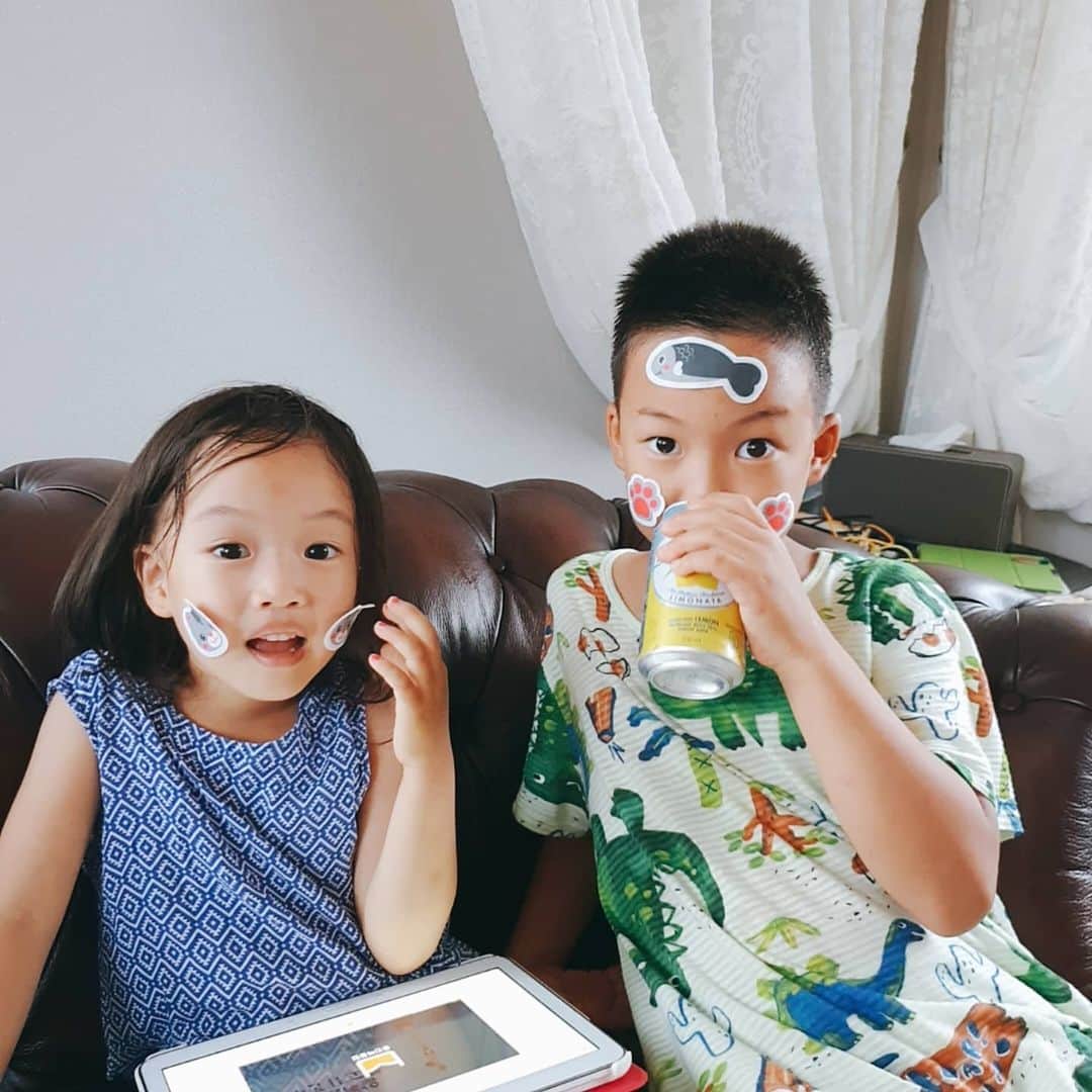 チョン・ダへのインスタグラム：「실컷 놀고 얼굴에 고양이 팩 붙이고 휴식중 다른 팩은 싫어해서 못 붙여주는데 요건 귀엽다고 잘 붙이고 있음 #딸래in제주 #궁중비책 #써보니좋더라 #남매맘 ᆞ 애들 사진은 올리기가 부담스러워서 너무 귀여워 올렸다가도  금방 삭제하게 되버림😢」