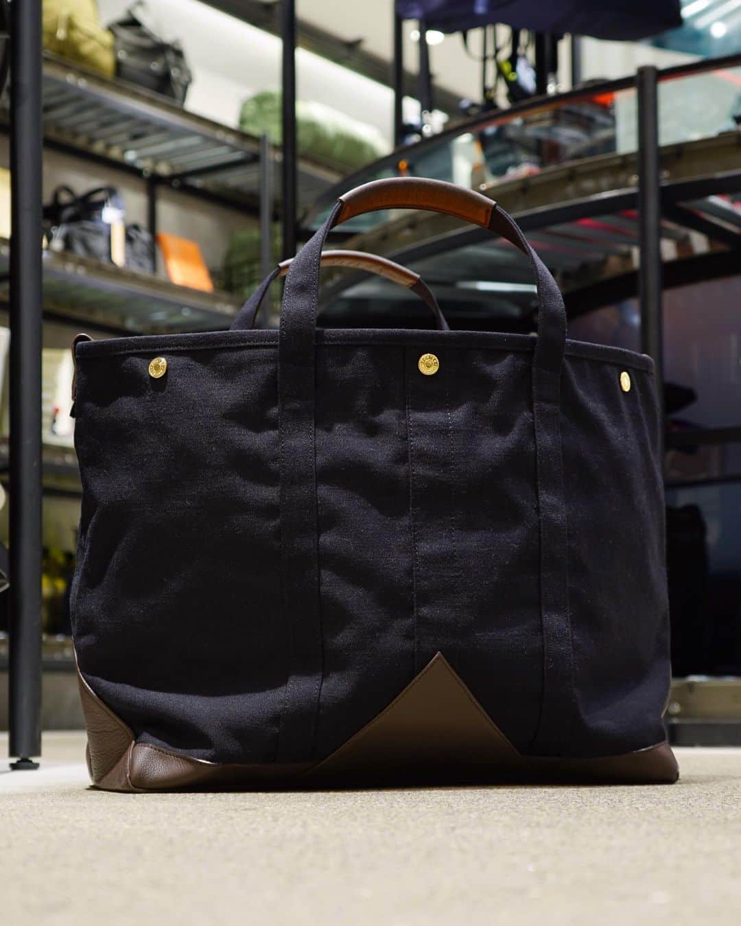 のインスタグラム：「.﻿ SHOP ORIGINAL﻿ COAL﻿ ﻿ オリジナルで開発したナイロン100%のムラ糸とコーデュラ®ナイロンが織りなすナチュラルな風合いが特徴のキャンバス生地と、手触りの良い牛ステアレザーを組み合わせたシリーズ。﻿  通常のコットンキャンバスよりも強くて軽いのが特徴です。 ﻿ 2WAY TOTE BAG（L）﻿ No.381-17053﻿ ￥40,000+tax﻿ W420/H355/D195mm﻿ ﻿ #吉田カバン #ポーター #yoshidakaban #porter #luggagelabel ﻿ #porterflagshipstore #madeinjapan #japan #porterstand #shinagawa #tokyo ﻿#kyoto #coal #totebag #2way #black #brown﻿」