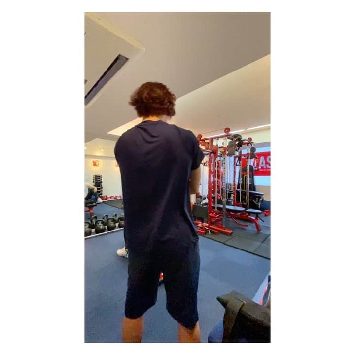 中村果生莉のインスタグラム：「😱 . . 重り片手5kgずつ！  重い、上がらない、、、😂  へいっ！らっしゃい！らっしゃい！🍣  ↑謎。  @asklepios_studio  . . #パーソナルトレーニング #パーソナル #ジム #gym #肉体改造 #ダイエット #diet #training #寿司 #食べたい」