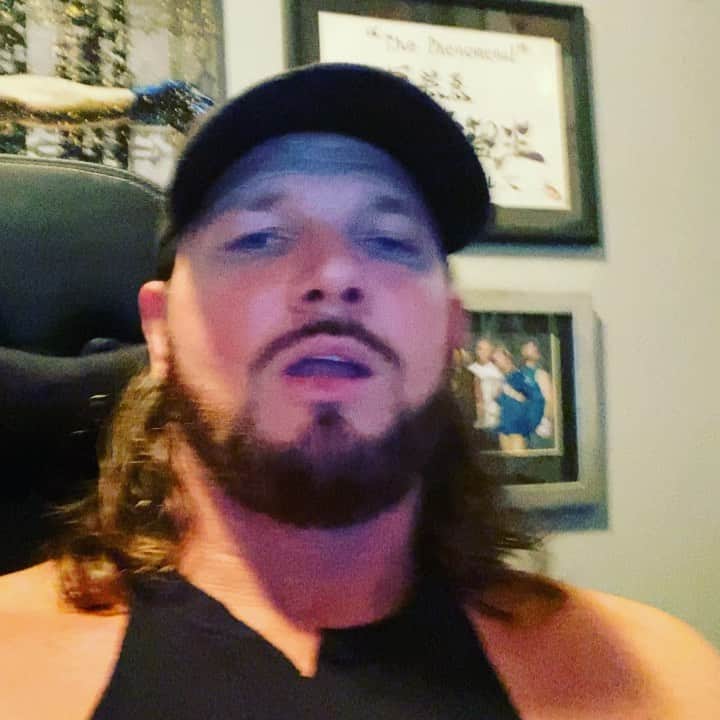 アレン・ジョーンズのインスタグラム：「Twitch.tv/Stylesclash at 10pm it’s my debut!!!!」