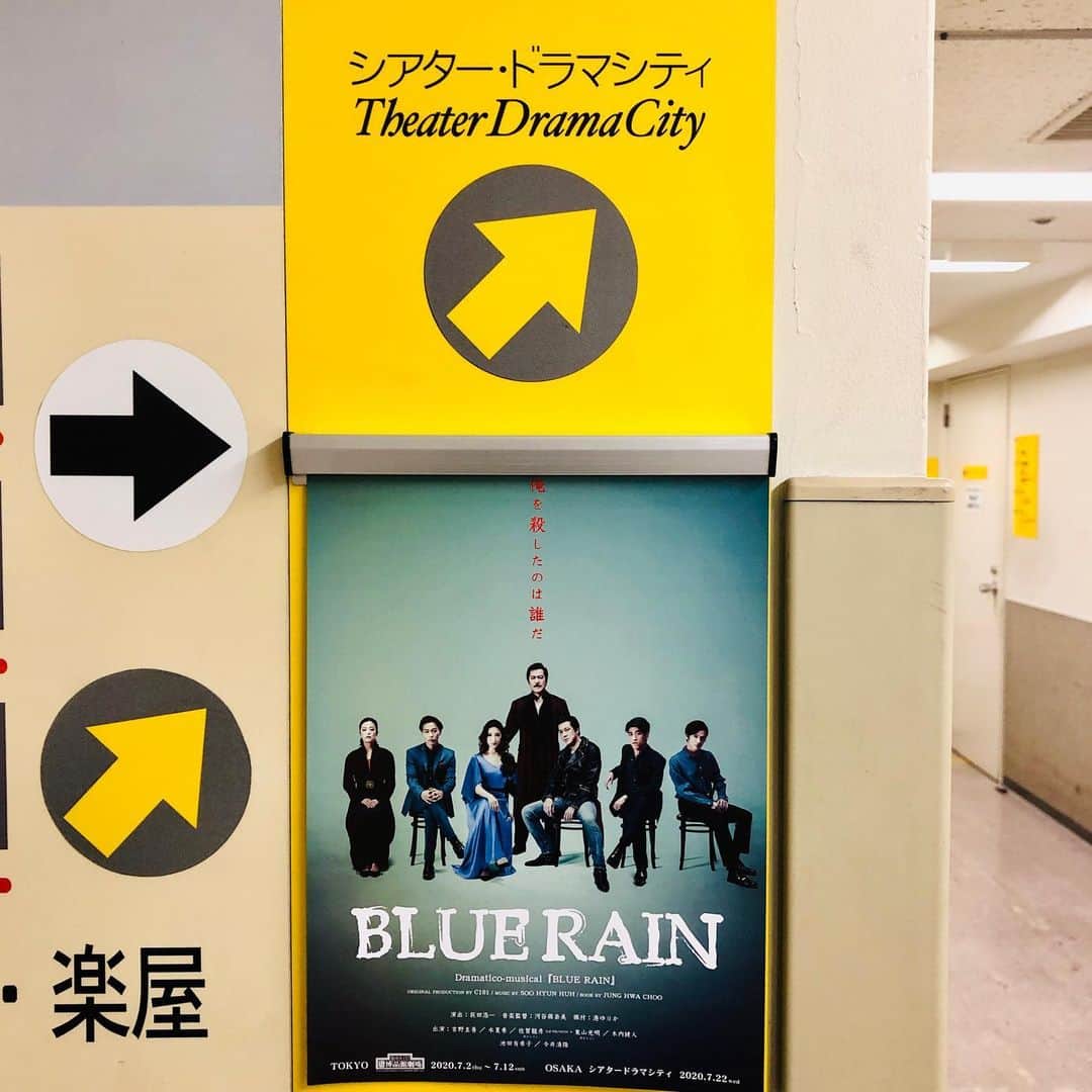 池田有希子さんのインスタグラム写真 - (池田有希子Instagram)「「Blue Rain」大阪公演、そして大千秋楽を終えました！本当に、本当にありがとうございました！この日を無事に迎えられることの感慨…あらゆる幸運な奇跡も重なったとは思いますが、カンパニー全員とお客様一丸となった努力の結果だと思います。  お客様のお力にはトニー賞最優秀お客様賞を差し上げたい🏆🥇そしてこの時代に公演を決断して下さったプロデューサー後藤さんの情熱と冷静さに最大級のラブ&リスペクトを❤️‼️そしてこの状況で使えるカードが限られる中、我々役者に無限大の可能性を舞台上に作って下さった演出の荻田さん‼️オギちゃんのセクシーな歪みはやっぱり素敵‼️オギちゃんワールドの一員になれて私は本当に幸せでした❣️❣️❣️  今日から2週間陰性でいるべく大千秋楽後も打ち上げなし！ホテルで一人酒！  どこにも出歩かなかったので大阪らしさをエスカレーターに乗る時（右側😊）くらいしか感じることが出来なかったけど、久しぶりのドラマシティはやはり暖かかったです！“貸し小屋”として自粛解除後一作目だったこの作品のために御尽力下さいました。ありがとうございました！また絶対戻ってくるぞ❣️❣️❣️  受難の時代ではありますが、少しずつでも前へ進むことができる、その確信を胸に更なる精進を続けます。本当にありがとうございました❣️❣️❣️❣️❣️」7月23日 10時47分 - yukikoikeda