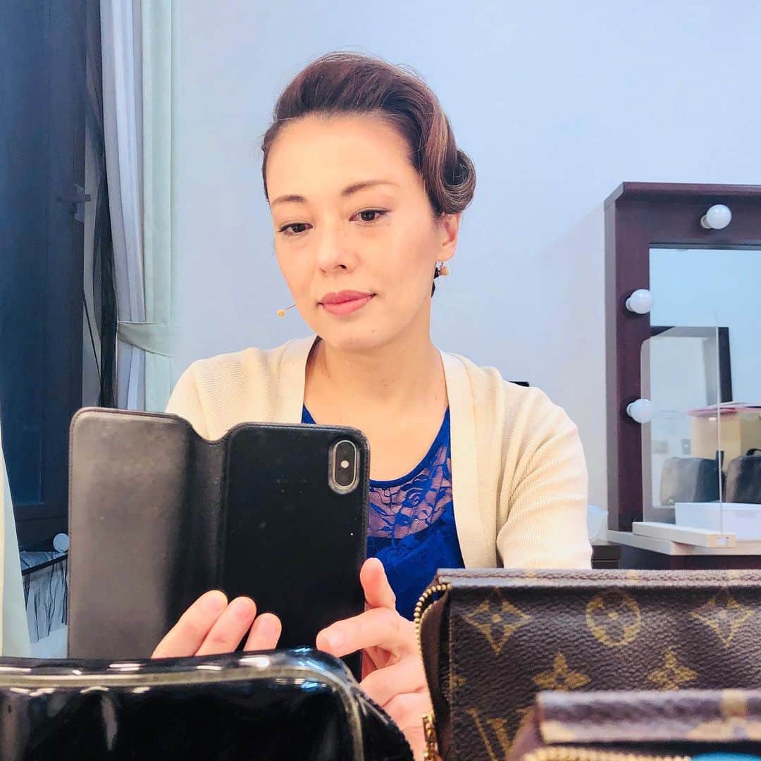 池田有希子のインスタグラム：「「Blue Rain」大阪公演、そして大千秋楽を終えました！本当に、本当にありがとうございました！この日を無事に迎えられることの感慨…あらゆる幸運な奇跡も重なったとは思いますが、カンパニー全員とお客様一丸となった努力の結果だと思います。  お客様のお力にはトニー賞最優秀お客様賞を差し上げたい🏆🥇そしてこの時代に公演を決断して下さったプロデューサー後藤さんの情熱と冷静さに最大級のラブ&リスペクトを❤️‼️そしてこの状況で使えるカードが限られる中、我々役者に無限大の可能性を舞台上に作って下さった演出の荻田さん‼️オギちゃんのセクシーな歪みはやっぱり素敵‼️オギちゃんワールドの一員になれて私は本当に幸せでした❣️❣️❣️  今日から2週間陰性でいるべく大千秋楽後も打ち上げなし！ホテルで一人酒！  どこにも出歩かなかったので大阪らしさをエスカレーターに乗る時（右側😊）くらいしか感じることが出来なかったけど、久しぶりのドラマシティはやはり暖かかったです！“貸し小屋”として自粛解除後一作目だったこの作品のために御尽力下さいました。ありがとうございました！また絶対戻ってくるぞ❣️❣️❣️  受難の時代ではありますが、少しずつでも前へ進むことができる、その確信を胸に更なる精進を続けます。本当にありがとうございました❣️❣️❣️❣️❣️」