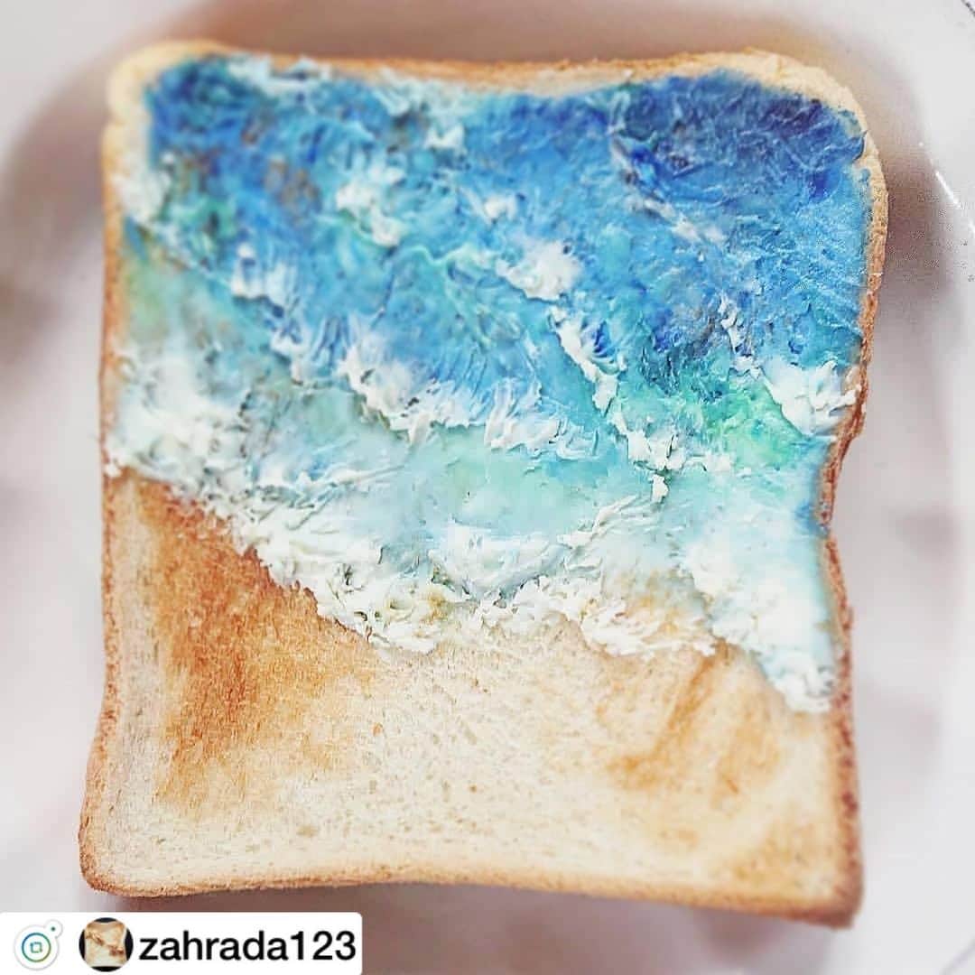 のインスタグラム：「@zahrada123 さま、リポストです😊 . . 海の日にぴったり！な波のトーストアート🌊🌊🌊 . 色のグラデーションが美しく、本物の海を見ているようでステキです😊💙✨💙🏝 . #海の日 #海に行きたい  #キレイな海 #リナブルー #スピルリナ #スーパーフード#フードアート#トーストアート#spirulina  . ↓ . .  Here's the ocean🏖️  #toastart#toast  #トーストアート  #食パン#빵 #bread #creamcheese #linablue #spirulina #honey #peanutbutter #海  #波 #sea#ocean #waves #foodart  #instatoast #instabread  #奇妙なトースト」