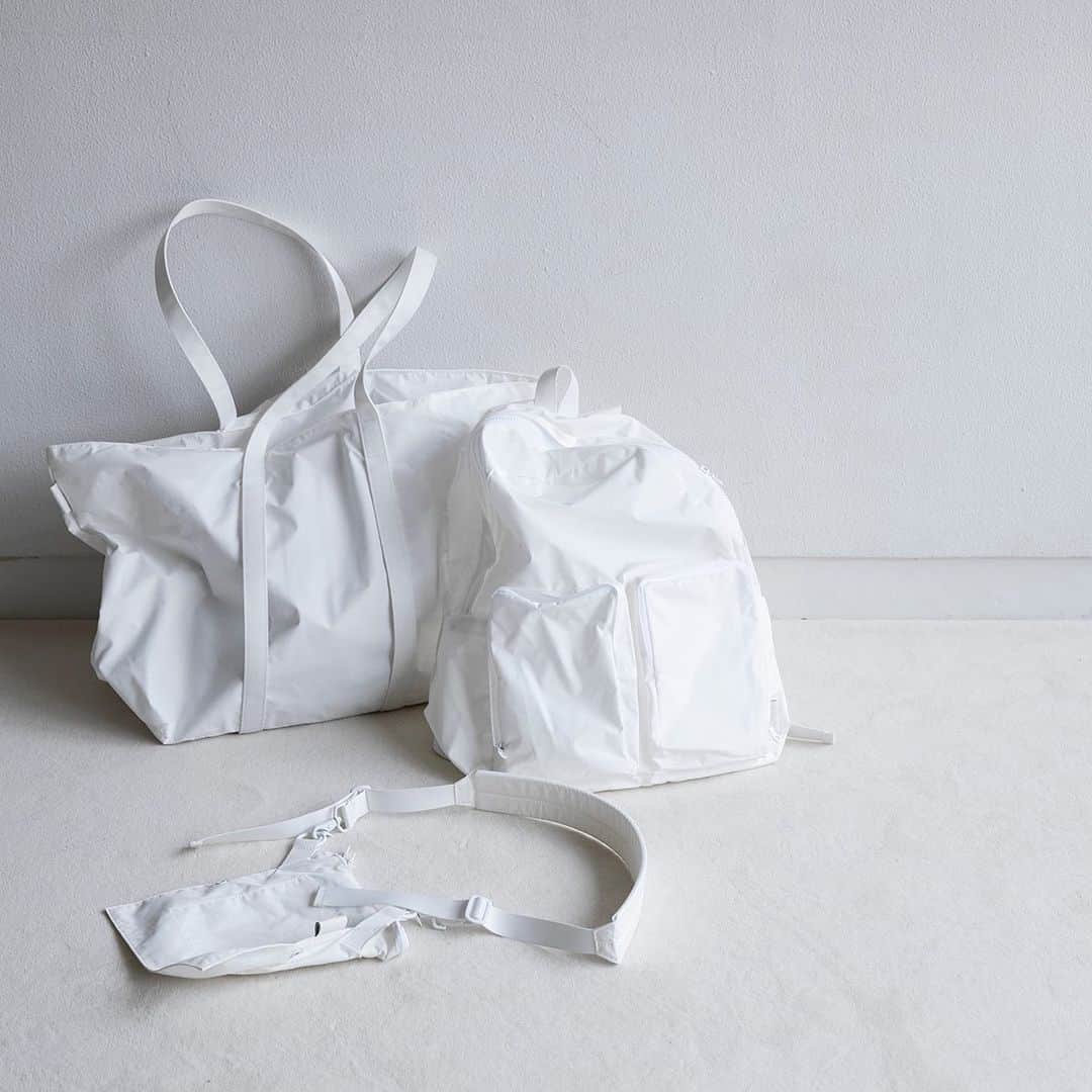 ほぼ日刊イトイ新聞さんのインスタグラム写真 - (ほぼ日刊イトイ新聞Instagram)「【夏にうれしい白いバッグ】 真っ白で印象的なアミアカルヴァのバッグ。 はりきって歩く日、ジムに行く日、 モノトーンを着たい日、ちいさな旅に出るとき。 コーディネートをイメージしながら この夏にとりいれてみませんか？ https://www.1101.com/n/weeksdays/item?stock=1&brand=amiacalva  #AMIACALVA #アミアカルヴァ #weeksdays @weeksdays_official #白いバッグ #バックパック #ショルダーバッグ #トート #ほぼ日 #ほぼ日ストア #ほぼ日刊イトイ新聞」7月23日 11時08分 - hobonichi1101