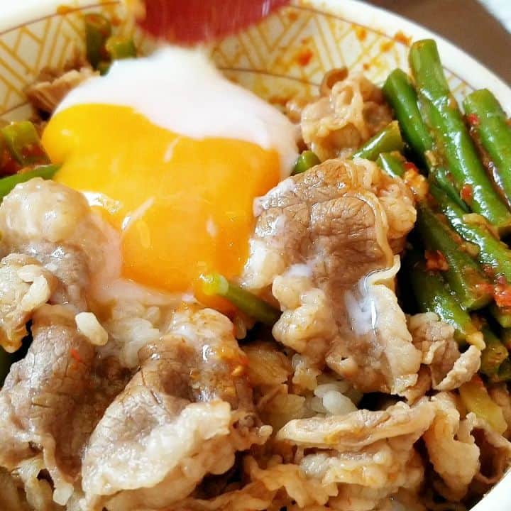 石関友梨のインスタグラム：「すき家のニンニクの芽牛丼✨ #すき家 #牛丼 #ニンニクの芽 #温玉 #スタミナ丼 #モーニング」
