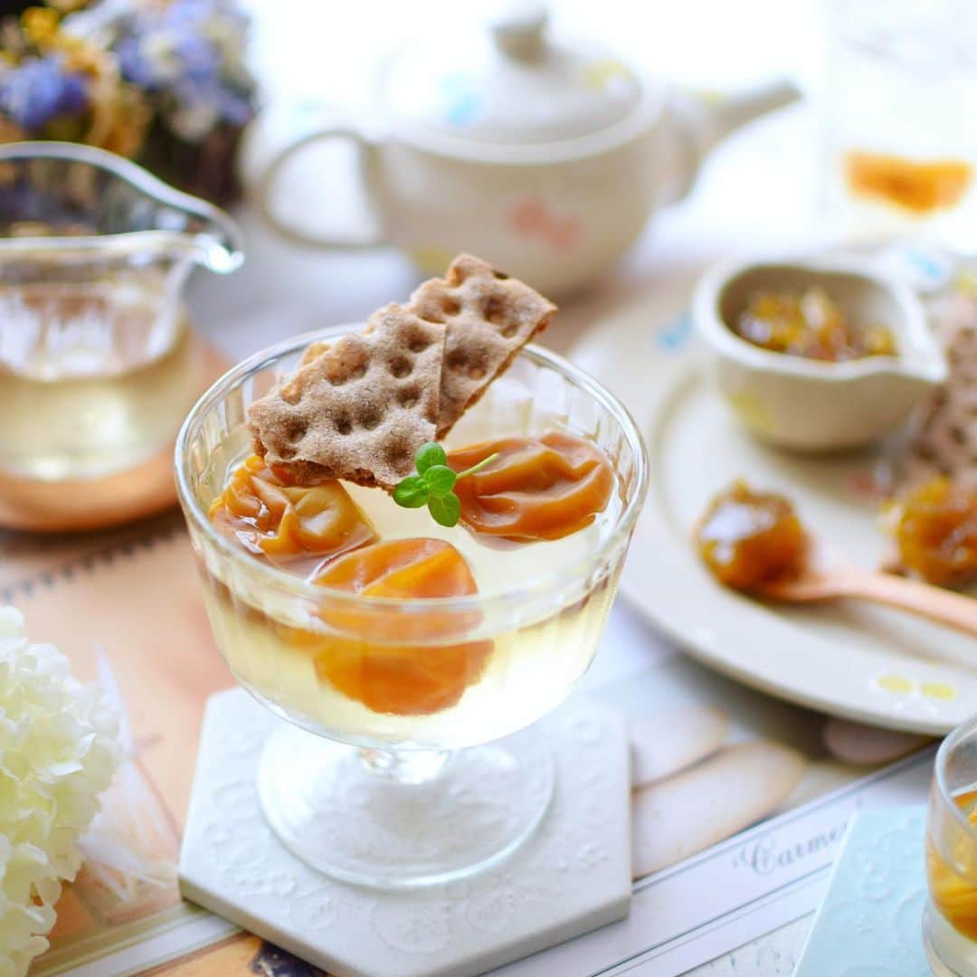 nao_cafe_さんのインスタグラム写真 - (nao_cafe_Instagram)「#梅ゼリー . こんにちは♪ 紀州南高梅を使って今年最初の梅仕事をしました😀 ２週間漬け込んだ梅シロップを使って梅ゼリーを作りましたよー。 甘酸っぱい梅ゼリーは日本の初夏の味ですよね☺️ これに合わせたのはスウェーデン産クネッケブロード。 伝統的なレシピに従い、原材料にこだわってスウェーデンの品質保証されたライ麦を使用しているこちらのクラッカー、 サクサクのザクザク食感が美味しいんです。 チーズと合わせてワインと一緒になんてのはもちろんなんですが こうして和の食材と合わせても相性バッチリで美味しいんです。 梅ゼリーのちゅるんとした食感と一緒にこのザクザクのクネッケブロード、 これが病み付きで♡ . そして梅シロップの副産物として漬け込んだ梅でジャムも作ったので これをつけてもとっても美味しいの。 意外な組み合わせがうまくいくと嬉しいですよね♡ . 輸入食材のネットショップなどで購入できるので ぜひ試してみてくださいね。 . . . 2020.7.23 . . . #FoodMatchEU #ヨーロッパの食材 #PR #うちカフェ #おうちカフェ #梅 #紀州南高梅 #梅仕事 #梅シロップ #梅ジャム #うめしごと #梅仕事2020 #おやつ #手作りお菓子 #お菓子作り」7月23日 11時01分 - nao_cafe_