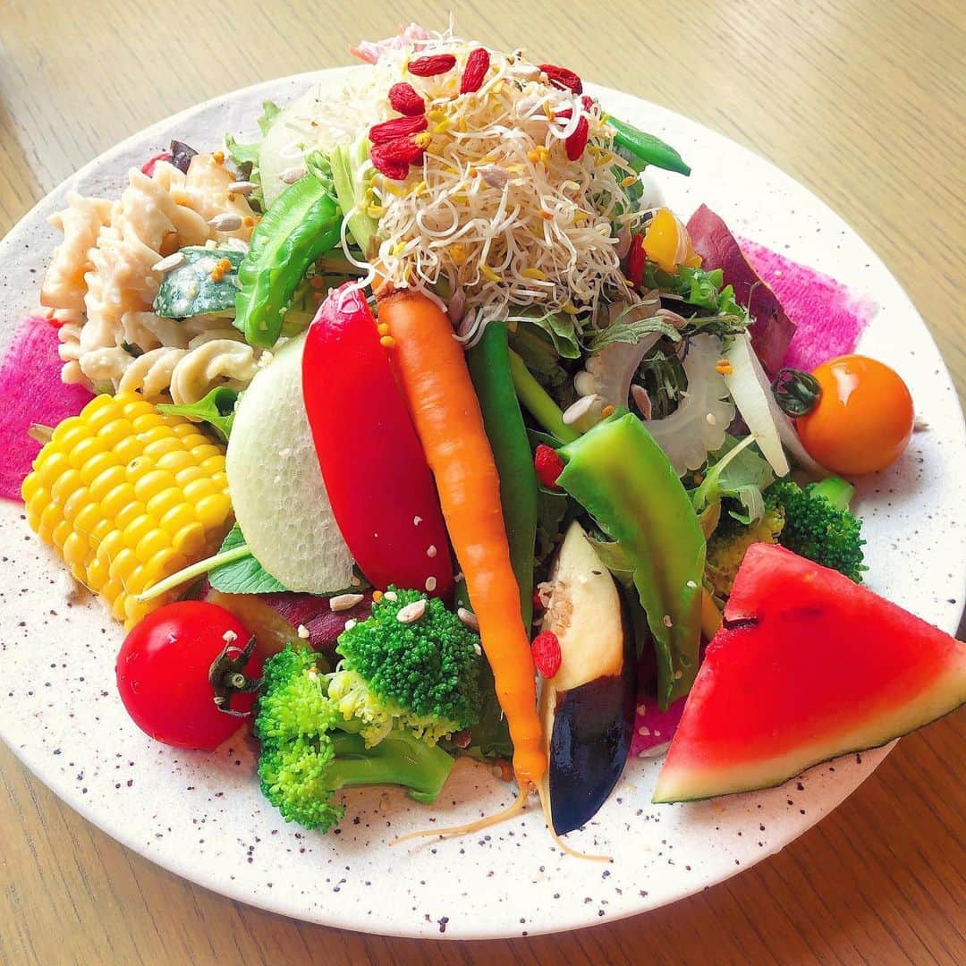 YUUKIさんのインスタグラム写真 - (YUUKIInstagram)「最強ボリューミーな サラダプレート❤️に出会ってしまいました。 @cosmekitchen_adaptation   とうもろこし、スイカが🍉夏っぽい‼︎ 茹で卵💕お惣菜、旬のお野菜もいっぱいで ぐるっと、いろんな角度から撮影しないと、、🤣👍✨全部が写らないくらい！笑  #fresh #vegetables #instafood #instagood #delicious #happy #likethis #summer #lunch #野菜生活 #サラダプレート #シェフお任せ #ランチメニュー #楽しむ食事 #サラダ日記 #食べて健康 #動いて健康」7月23日 11時08分 - yuuki_._official