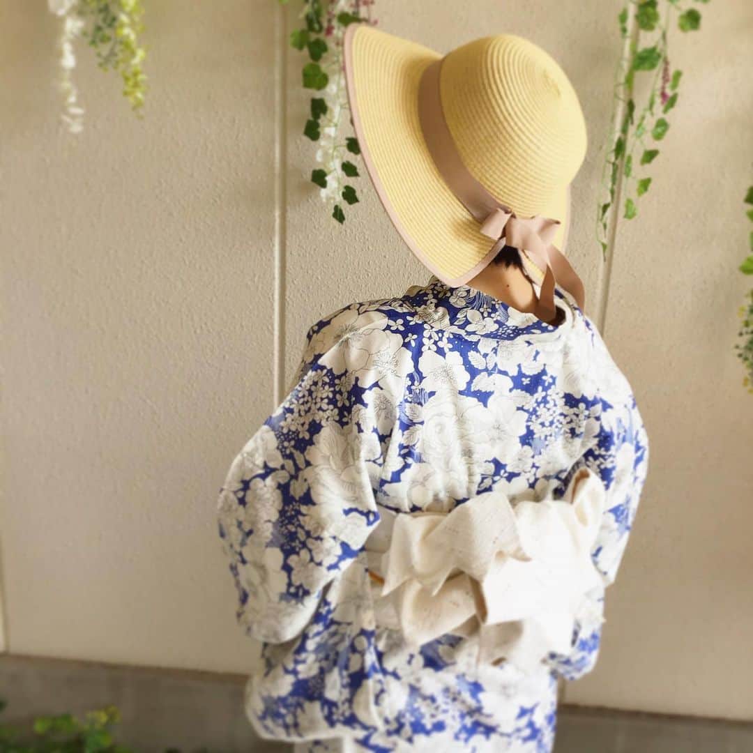金沢着物レンタルshop心結〜kokoyui〜のインスタグラム：「新作のレトロ小花柄浴衣に白レースの半幅帯でおしゃれコーディネート🌱  ご自身の麦わら帽子を合わせてさらにかわいいー！👒❤︎  なんとも爽やかなカップルさんでした✨  観光楽しんでくださいね❤︎  ⚫︎金沢駅前 着物レンタル心結(ここゆい)  ⚫︎営業時間 : 9:00〜18:00 ⚫︎address : 金沢市本町1-3-39 ⚫︎tell : 076-221-7799 ⚫︎金沢駅から徒歩5分  ⚫︎コインパーキング補助あり  心結の着物一覧▶@kokoyui_kimono 振袖や袴はこちら▶@kokoyui_furisode 七五三やお子さんの着物はこちら▶@kokoyui753 . #着物ヘア #ヘアセット #和服 #着物 #着物コーディネート #きもの #着物女子 #金沢観光」