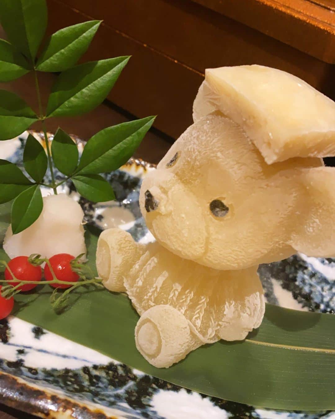 SHIHOさんのインスタグラム写真 - (SHIHOInstagram)「. . 🧸🧸🧸🧸🧸🧸🧸🧸 . . 昨日の #dinner 🍽♡ . 美味しい水炊きを食べたくて @fukusho_shinjuku_kuma さんに 行ってきました🥺💓💓 . 手に持ってるくまさん 実は出汁なんです🤍かわいいよね🤍 . . もちろん可愛いだけじゃなくて どのお料理もとっても美味しくて☺︎！ . お肉もぷりっぷりで野菜もたくさん頂ける 大山鶏を贅沢に使った季節限定コース✨ がとってもおすすめです💕💕 . . この日のお洋服は @la_vie_claire_ だよ🎀✨ . . #ふく将 #新宿鍋 #新宿グルメ #新宿居酒屋 #夏限定メニュー #水炊き #水炊き鍋 #pr #コラボベース」7月23日 11時05分 - cham_pipi
