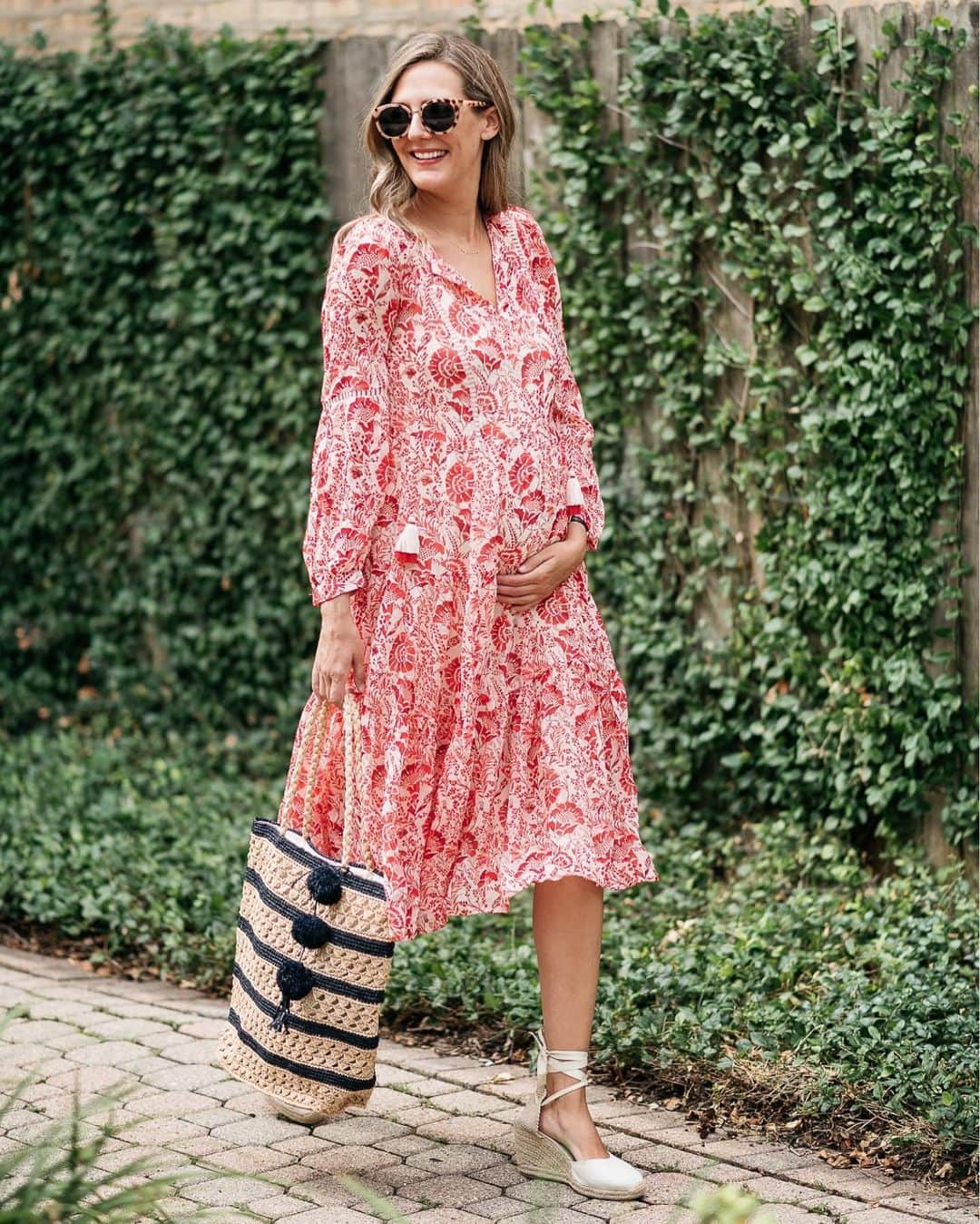 Anna Jane Wisniewskiのインスタグラム：「I absolutely love this dress. It’s roomy, chic, and has served me well over the past few months. And it’s also on sale!   ALSO, tomorrow I’m taking my 100th Peloton ride—wanna join? I don’t typically take live rides but I’m secretly hoping for a Cody Rigsby shoutout 🤞🏻 it’s at 5pm central—intervals and arms—tomorrow!   http://liketk.it/2SXmi #liketkit @liketoknow.it   📸 @ironandhoney」
