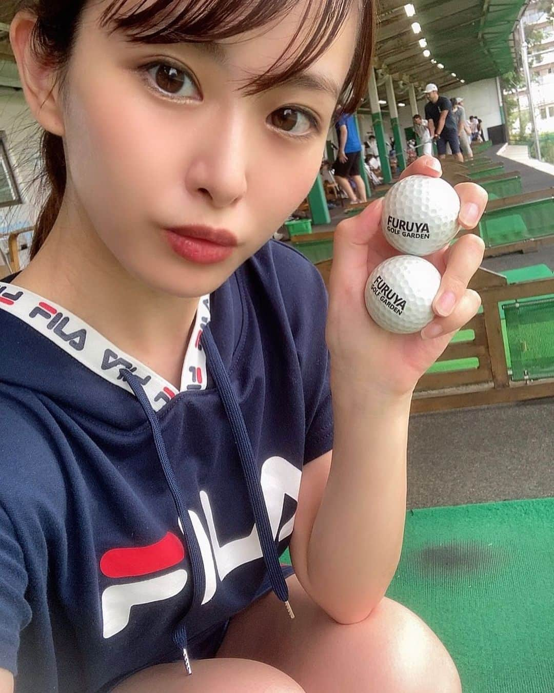 中庄司愛希さんのインスタグラム写真 - (中庄司愛希Instagram)「フルヤゴルフガーデンに行ってきました⛳️💕ここの練習場はトラックマンレンジが導入されているから行ってみたよ💕 トラックマンレンジの練習モードでデータを取りながら練習⛳️✨ #スワイプしてね スイング変えようとしててまたスイングのタイミングが遅くなってきてるからかボールスピードが出てない🤔 今回は横振りスイングにする練習に徹していたから黙々と練習モードだったけど、ゲームモードもあって楽しそうだからいつかやってみたい🥺✨ そして、フルヤゴルフガーデンではドリンクサービスもあった🙌夏には嬉しいサービス🎐 #フルヤゴルフガーデン #フルヤゴルフ #furuyagolfgarden  #トラックマンレンジ #トラックマン #トラックマンゴルフ #スイング計測 #trackmangolf #trackman  #ゴルフ練習場 #ゴルフ練習 #ゴルフクラブ #ゴルフ初心者 #ゴルフ女子 #golfgirls #ゴルフ #골프 #高尔夫  #golf #ゴルフ好きな人と繋がりたい #ゴルファー #ゴルフ友達 #Sサイズゴルフ女子 #Sサイズ #sサイズコーデ #Sサイズ女子」7月23日 11時11分 - aki_nakashoji_golf