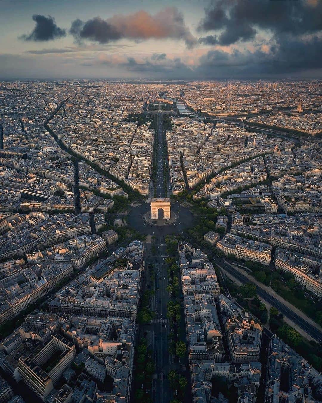 Earth Picsさんのインスタグラム写真 - (Earth PicsInstagram)「Arc de Triomphe, Paris, France 🇫🇷 (📸: @sebastien.nagy」7月23日 11時13分 - earthpix