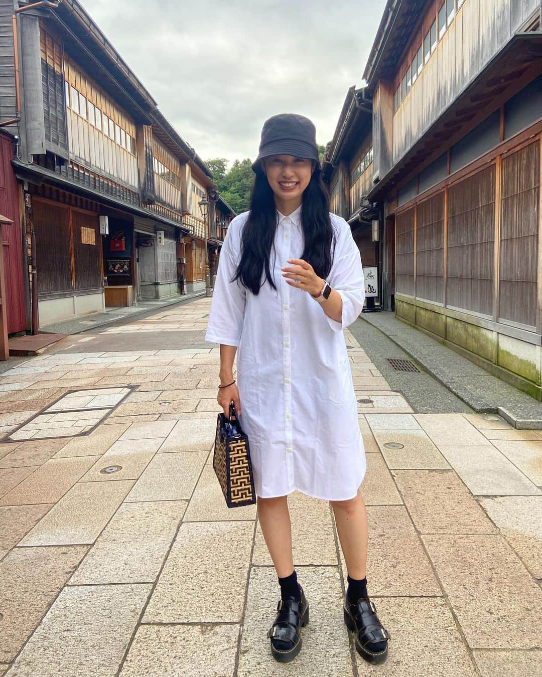 岩本憧子さんのインスタグラム写真 - (岩本憧子Instagram)「. HOUDINI のRoute Shirt Dress ✨ . めちゃくちゃ良い〜〜！！ . お出かけの時とかにもサラッと着れて、 シルエットがとても良い、可愛い、💕 . 生地もストレッチ素材で動きやすい🙆‍♀️ . . 最高です！！ . #houdini #フーディニ #シャツワンピース  #ポケッタブル　#旅のお供  #fullmarks #whitetime_tokyo  #fullmarkshakuba」7月23日 11時13分 - akoiwamoto