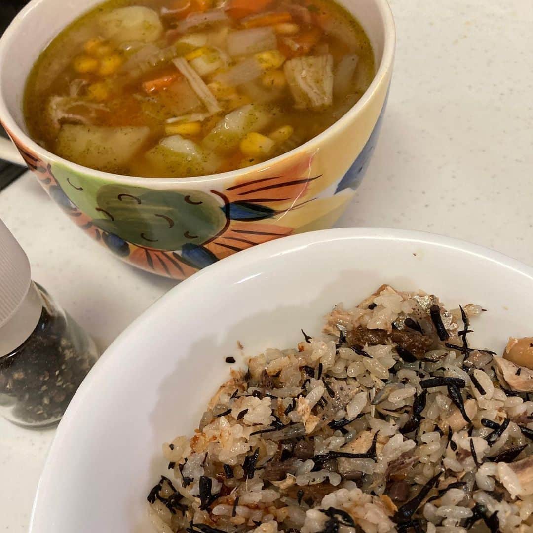 佐藤竜雄のインスタグラム：「サクッと朝食。野菜スープにひじきの炊き込みご飯。 #20分調理 #サバ缶 #冷凍野菜 #ミックスきのこ #一人前料理」