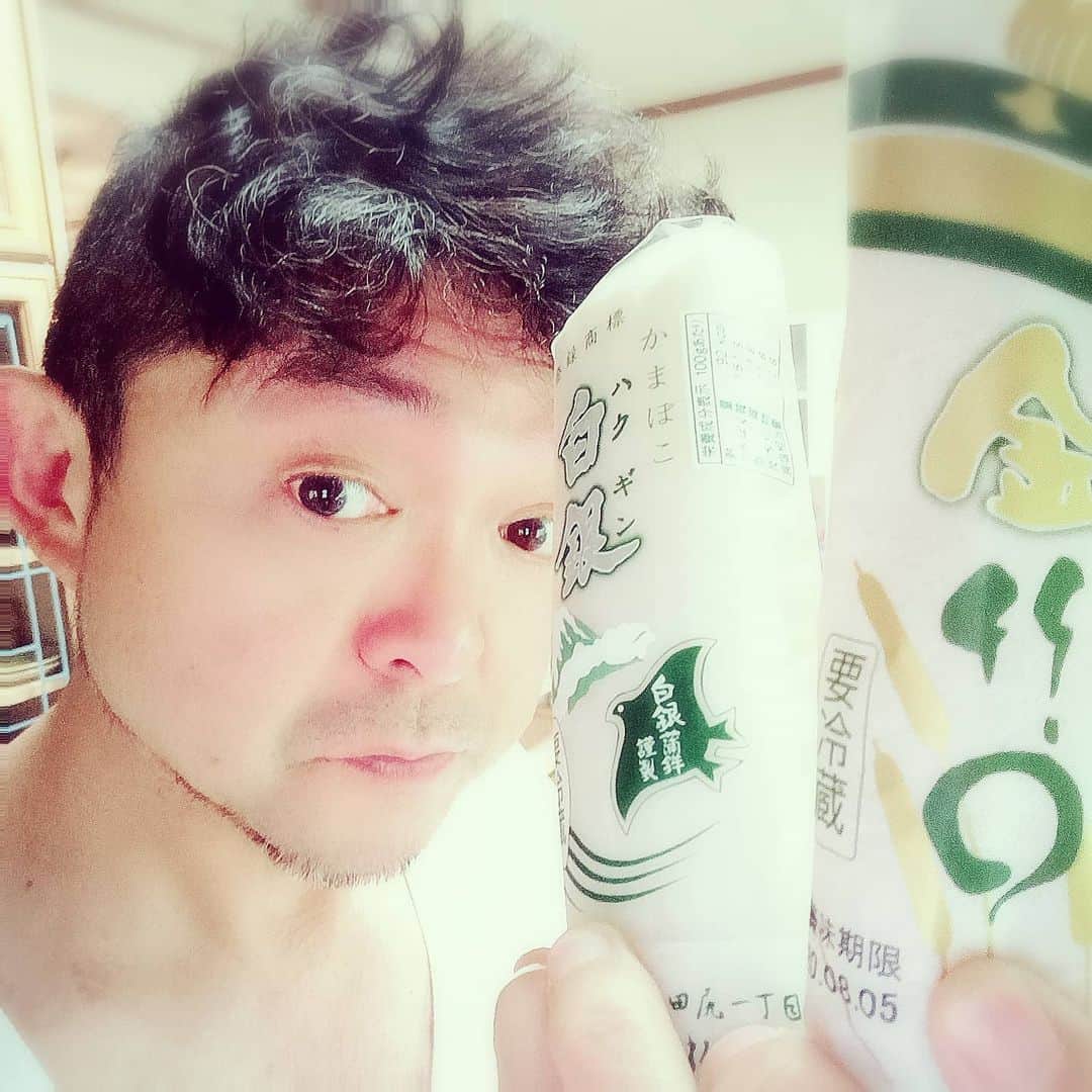 松本隆博のインスタグラム：「。 みなおは～ めちゃくちゃ美味しい 蒲鉾頂きまして… 少し食べたら止まらなく… これ、日本酒合うぞこれは！ …ま、4連休やしな(^○^) (てか毎日連休なのに(^-^))、、 ま、、たまにはええか！ (てかまーまー毎日やん) えーーい、呑んでまえ！！  という事で、うみの日は のみの日になります。  ┌(┌＾o＾)┐  ～人生遊歩道～」