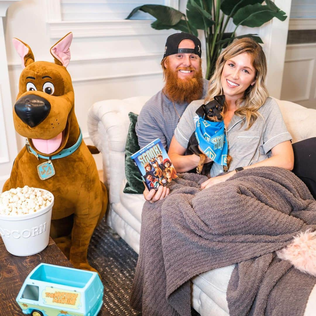 ジャスティン・ターナーさんのインスタグラム写真 - (ジャスティン・ターナーInstagram)「No better way to relax the night before Opening Day than a @scoob Movie Night with the fam!  Now available on 4K and Blu-ray!  #WBsponsored #SCOOB!」7月23日 11時21分 - redturn2