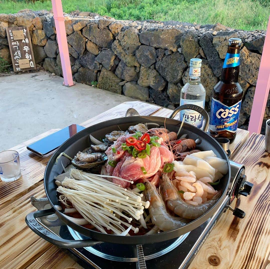 カン・ダンビのインスタグラム：「제주도 일등 분위기맛집🏝💚🍻」