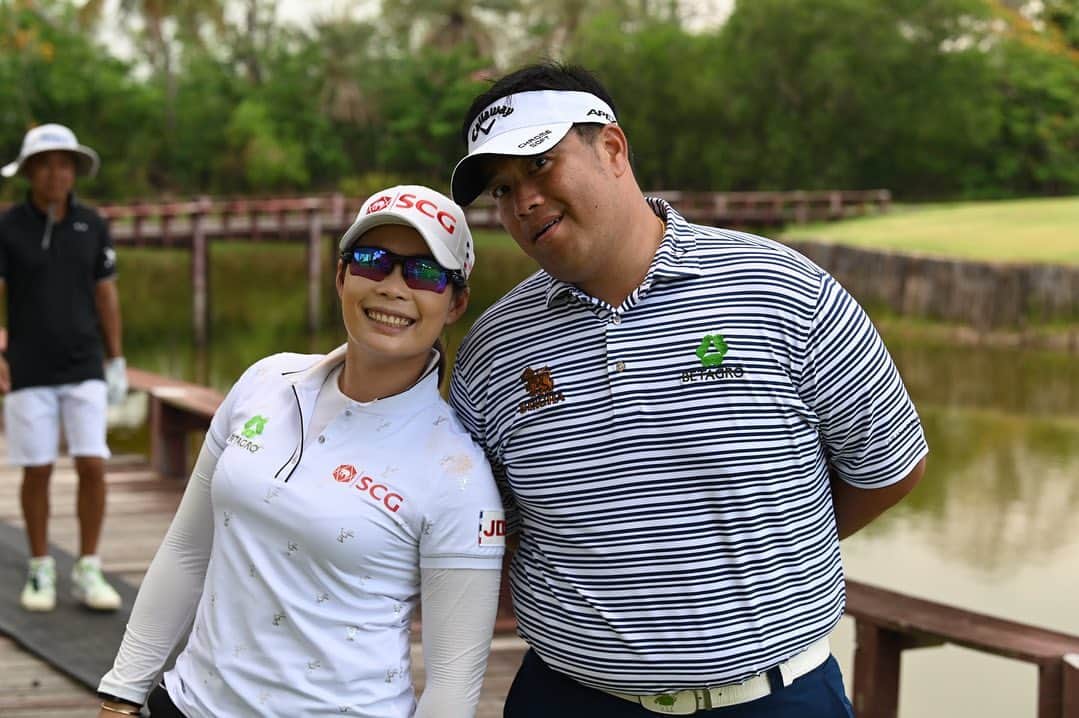 モリヤ・ジュタヌガーンのインスタグラム：「Happy birthday ค่ะพี่ @kiradech_arm ขอให้คุณมีความสุขมากๆ สุขภาพร่างกายแข็งแรง ได้แชมป์ PGA เร็วๆนะคะ 🏆 We love you na...❤️❤️#อายุน้อยร้อยโล #momoriya」