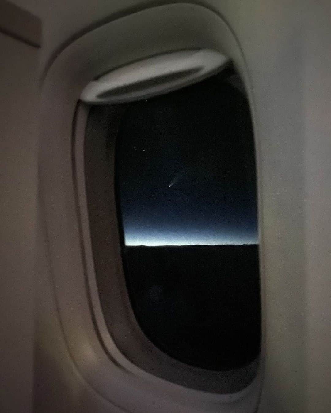 アメリカン航空のインスタグラム：「Do you see it? That's comet Neowise seen through the window of our aircraft north of Houston last week. Talk about a front row view!   📷 by #AATeam member @whereisjojo_, who spotted the comet during a flight from MIA to LAX.」