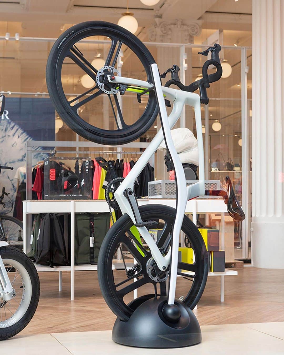 HYPEBEASTさんのインスタグラム写真 - (HYPEBEASTInstagram)「#hypeAF: @theofficialselfridges has transformed its Corner Shop into the “bike shop of the future.” The space features traditional bicycles as well as e-bikes and e-motorbikes and a range of cycling accessories. The opening of the Bike Shop from Selfridges and Smartech coincides with an increase in cycling over recent months, with 1.3 million bikes reported to have been bought in Britain during the lockdown. Check the link in bio for the full story.⁠⠀ Photo: Selfridges」7月23日 3時06分 - hypebeast