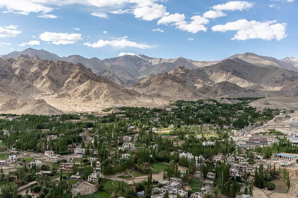のインスタグラム：「Photos by Brendan Hoffman @hoffmanbrendan  Two different views from the Namgyal Tsemo Buddhist temple in the city of Leh, in Ladakh, northern India. The first shows an older neighborhood, built with access to streams and wells. It's green, even though Leh is located in a high-altitude desert. The second, looking up a different valley from the same spot, shows the rapidly-expanding Skampari neighborhood, which does not enjoy the same ease of access to water. An explosion in tourism, mostly domestic, has brought sprawl and put tremendous pressure on Ladakh's natural resources, but the economic opportunities are too good for locals to pass up. Follow me @hoffmanbrendan for more human stories from around the world. #leh #ladakh #india  Check out Nat Geo's link in bio for more on this story.」