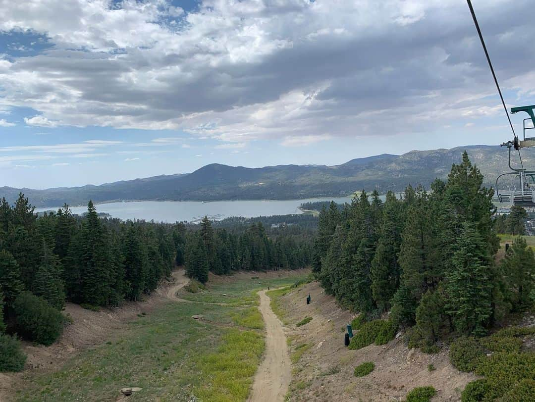 サラ・ドリューさんのインスタグラム写真 - (サラ・ドリューInstagram)「We got away to Big Bear last week and it was SO beautiful and so restorative. This time has been so scary and so crazy but the intimacy that has grown in my family because of this uninterrupted time together has been valuable beyond measure. I’m grateful for the moments to breathe in gratitude and breathe out fear and anxiety. Big bear was that for me. I think if I were to dream up heaven it would look something like this: sitting on the porch, watching the sun go down over the lake, sipping a glass of wine post dinner while Peter reads to the kids. (Hopefully minus the sibling bickering 😳). #takemebacktothelake ❤️❤️」7月23日 3時50分 - thesarahdrew