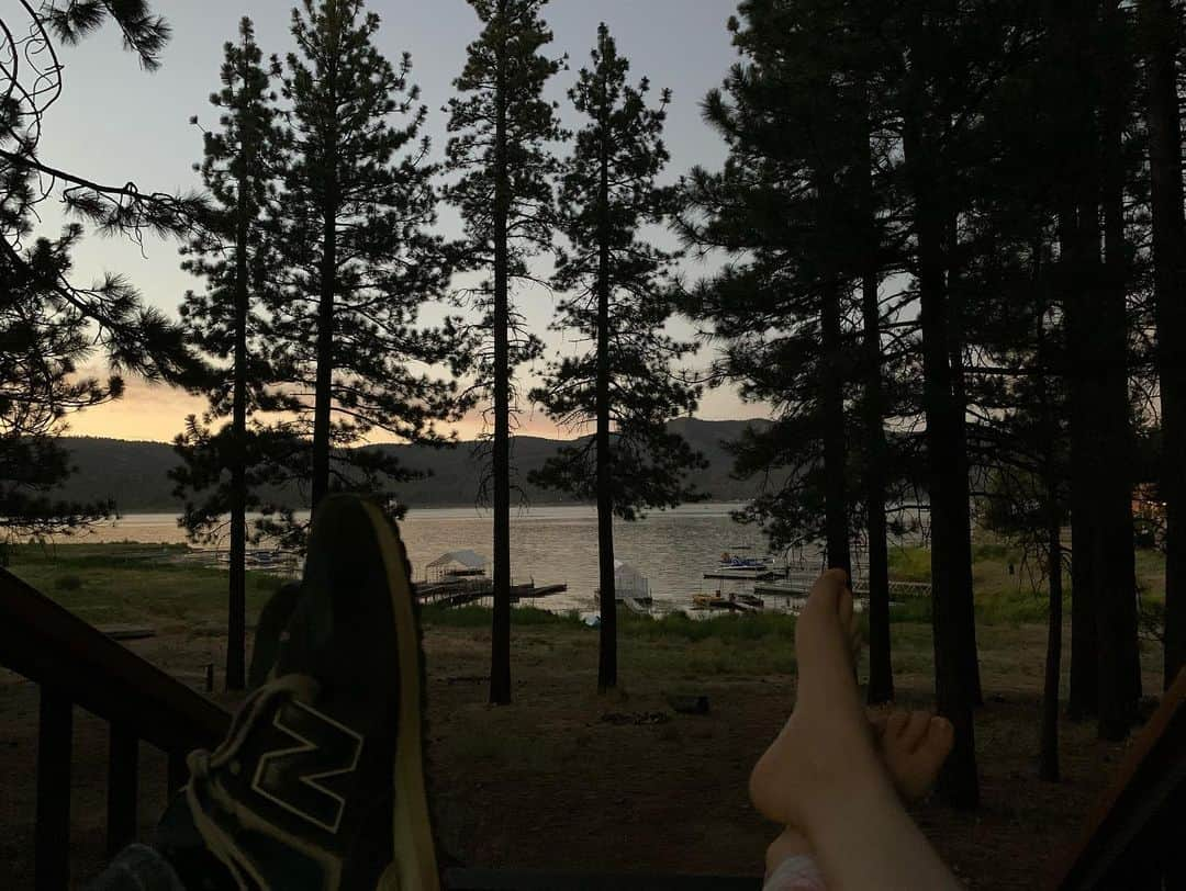 サラ・ドリューさんのインスタグラム写真 - (サラ・ドリューInstagram)「We got away to Big Bear last week and it was SO beautiful and so restorative. This time has been so scary and so crazy but the intimacy that has grown in my family because of this uninterrupted time together has been valuable beyond measure. I’m grateful for the moments to breathe in gratitude and breathe out fear and anxiety. Big bear was that for me. I think if I were to dream up heaven it would look something like this: sitting on the porch, watching the sun go down over the lake, sipping a glass of wine post dinner while Peter reads to the kids. (Hopefully minus the sibling bickering 😳). #takemebacktothelake ❤️❤️」7月23日 3時50分 - thesarahdrew