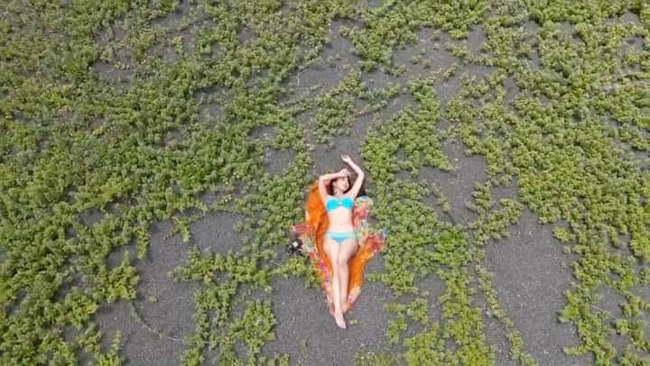 舘林佳史のインスタグラム：「遂に念願のドローン買ってから二週間❣️﻿ ﻿ 家の近くの三保海岸でテスト空撮しながらドローンのみでやっとここまで撮れる様になりました😍💕﻿  モデルは愛媛県モデル レースクイーンののぞみんが静岡まで来てくれました🥰❣️ ﻿ ﻿ 早く伊豆や沖縄の綺麗な海でもドローン空撮撮りたいです🏖﻿ ﻿ ﻿ ﻿  誰でも物語の主人公になれるをキャッチコピーに﻿ ドラマや映画の物語のワンシーンの様なDramaticStoryPhotと言う名前で活動作品作りをしています。﻿ ﻿ 大好評のドラマティックフォトのご依頼はこのクオリティーで30000円〜(ほぼ諸経費)で受け賜わっています)^o^( ﻿ ﻿ 素敵な作品を一緒に作りたい！コラボレーションしたい 美容師・メイクアップアーティストさん ・服飾デザイナーさんクリエイターさんも随時募集中です✨﻿ ﻿ お姫様になりたい👸物語の主人公になってみませんか^ ^⁉︎.﻿ ﻿ ﻿ たった一枚の写真で人生が変わる‼️﻿ ﻿ ﻿ ✨作品作り体験モデルに興味がある方 ドラマティックフォト依頼 撮影依頼 体験モデル募集﻿ ﻿ ①お名前②地域③年齢④身長⑤LINE ID⑥応募理由やお問い合わせ内容⑦最近の髪型スタイルの分かる写真をDMまたはメール下さい✨﻿ ﻿ 📩contact@dramaticphoto.jp﻿ ﻿ モデル宣材撮影 コンポジ Book作り プロフィール撮影 ブライダルフォト記念撮影 衣装レンタル 成人式 着物 ドレスロケーションフォト スチール サロンモデル撮影 写真集等撮影のご依頼何でもお気軽にお問い合わせDM下さい✨📩 .﻿ ༚┈❁┈༚༝༝༚┈❁┈༚༝༝༚┈❁┈༚༝༝༚┈❁┈ ༚༝༝༚┈❁┈﻿ ． 【掲載モデル個撮紹介】﻿ ﻿ 掲載モデルを撮ってみたいと思った事はありませんか^ ^⁉️﻿ .﻿ 掲載モデルさんをご紹介出来るようになりました❣️﻿ .﻿ ✅ポートレート撮影をやってみたいけどモデルモデルが見つからない。﻿ ✅モデルと一対一でポートレート撮影したい。﻿ ✅撮影会だと撮りたい構図の写真が撮れない。﻿ ✅モデル2人でツイン撮影したい。﻿ ✅友達のカメラマンと一緒にモデルを撮りたい。﻿ ✅モデルとメイクさんを呼んで作品作りをしたい。﻿ ✅スタジオで個撮したい。﻿ ✅海や山で撮影したい。﻿ ✅水着撮影したい。﻿ ✅仕事帰りに撮影したい。﻿ ✅夜景やネオンで撮りたい。﻿ ✅フォトコンにチャレンジしたい。﻿ ✅美容院スタイリストの作品作りコンテストモデル探しや撮影をしたい。カメラマンも探している。﻿ ✅プロのフォトグラファーを 目指している。﻿ ✅プロのカメラマンと同行してもらって勉強したい。﻿ ✅自分の都合の良い日や時間に合わせて撮影がしたい。﻿ .﻿ ༚┈❁┈༚༝༝༚┈❁┈༚༝༝༚┈❁┈༚༝༝༚┈❁┈ ༚༝༝༚┈❁┈﻿ ． 【掲載モデルの個人撮影依頼】﻿ .﻿ お問い合わせは以下の内容を記入しDM 📩﻿ 又はLINE下さい ID510661(舘林佳史)﻿ .﻿ お取り次ぎ致します❣️﻿ .﻿ 件名《個撮モデルお問い合わせ》﻿ ⚫︎氏名:﻿ ⚫︎年齢:﻿ ⚫︎連絡先:﻿ ⚫︎メールアドレス:﻿ ⚫︎カメラ歴: 年﻿ ⚫︎希望モデル名:﻿ ⚫︎希望日:﻿ ⚫︎希望時間:﻿ ⚫︎希望集合場所:  駅や施設名﻿ ⚫︎希望撮影地: 湘南  鎌倉 横浜 ○○公園 等﻿ ⚫︎移動手段: 徒歩  車﻿ ⚫︎希望衣装: ドレス・ロングスカート・ミニスカート・ワンピース・普段着・カジュアル・ショーパン・お任せ・着物・その他﻿ ⚫︎衣装(モデルさんに持って来て欲しい・自分で用意したい)﻿ .﻿ .﻿ ༚┈❁┈༚༝༝༚┈❁┈༚༝༝༚┈❁┈༚༝༝༚┈❁┈ ༚༝༝༚┈❁┈﻿ ． ◆撮影料金﻿ .﻿ 基本撮影時間:3時間(休憩時間移動込み)﻿ 15000円﻿ ⚫︎延長:1時間ごとに5000円﻿ ﻿ .﻿ ༚┈❁┈༚༝༝༚┈❁┈༚༝༝༚┈❁┈༚༝༝༚┈❁┈ ༚༝༝༚┈❁┈ . ．﻿ #gotoキャンペーン#写真集撮影#ドローン#空撮#水着撮影#プロモーション#三保海岸#キュート#静岡観光#グラビア #グラビア撮影 #フリーモデル#ドラマティックストーリーフォト#インスタ映え#作品作り #撮影依頼#講習会#シューティング#撮影依頼募集中 #ファインダー越しの私の世界 #写真を撮るのが好きな人と繋がりたい  #ストロビスト#ポートレート#ポートレートモデル#モデル募集#被写体#カメラマン#フォトグラファー#photographer#ig_bless_women」